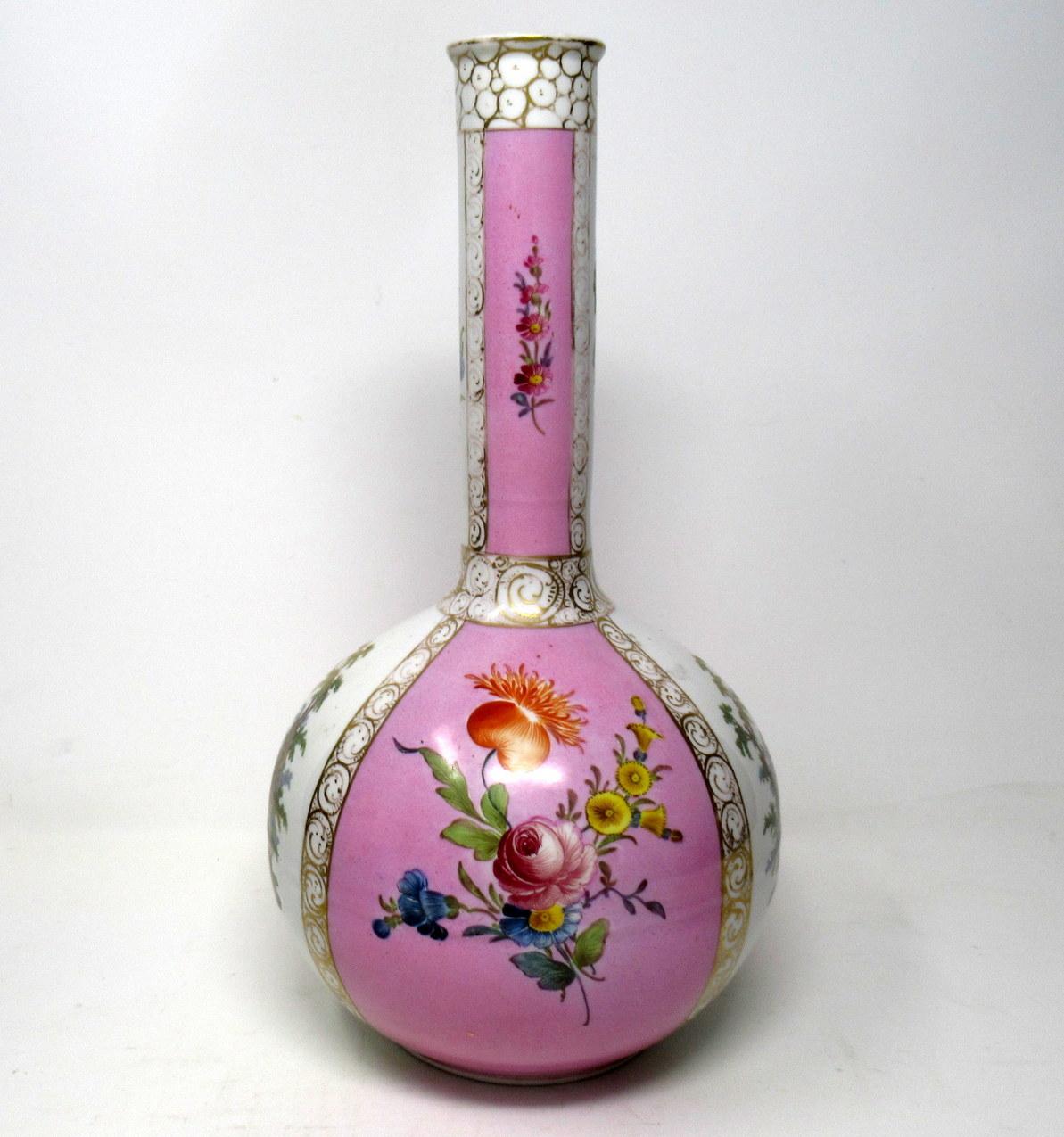 Allemand Paire de vases anciens de Dresde Helena Wolfson peints à la main représentant des scènes florales en vente