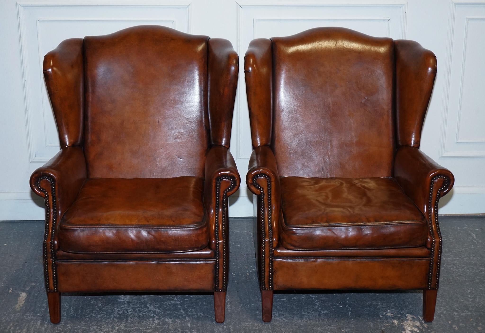 
Siamo lieti di offrire in vendita questa antica coppia di poltrone Wingback olandesi.

 Rivestita in pelle di bovino marrone tinta a mano, emana un'eleganza senza tempo e mostra una meticolosa lavorazione artigianale di un'epoca passata. Con i loro