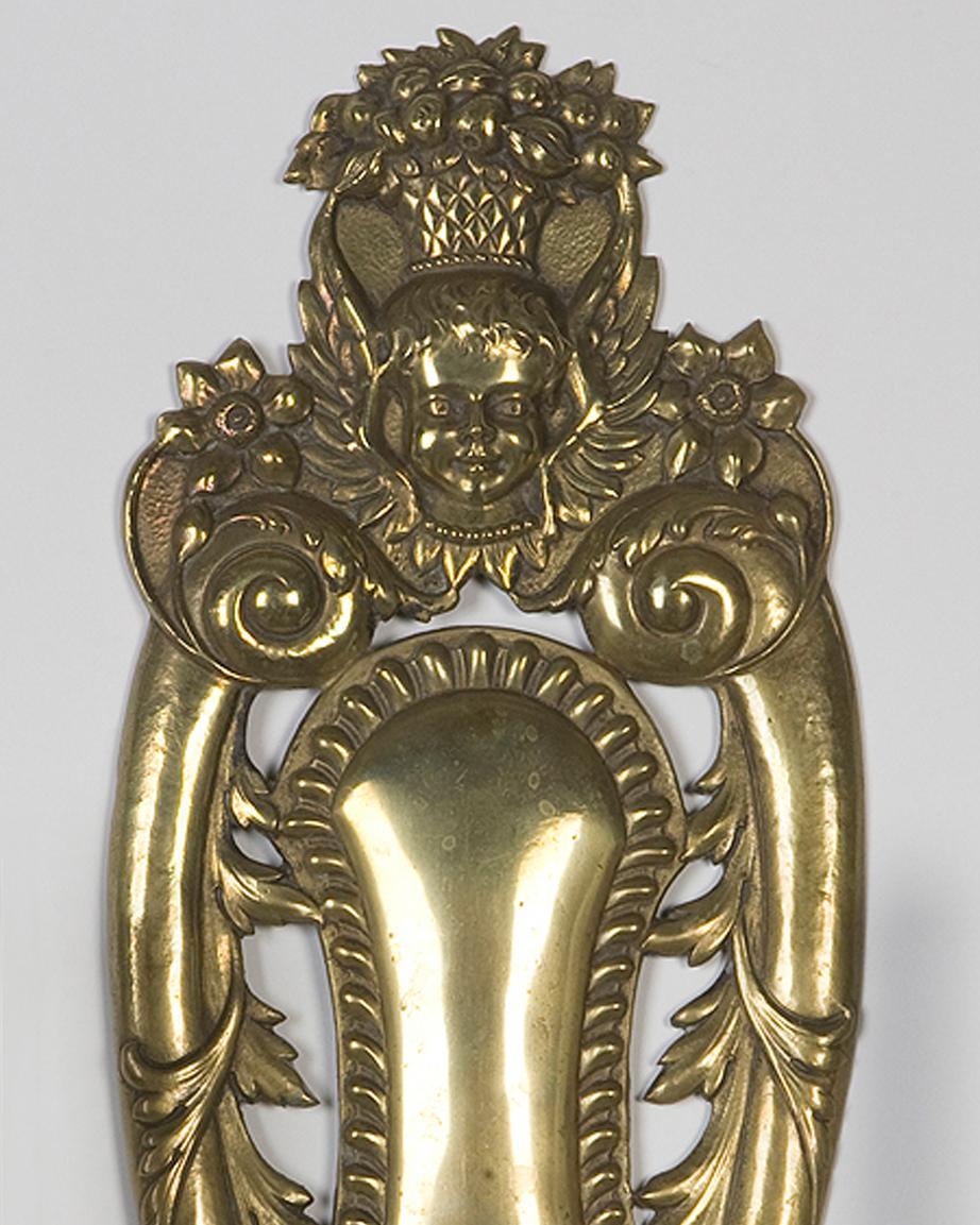 Patinato Due lampade a braccio in ottone E. F. A. Caldwell con motivo di frutta e foglie, circa 1910 in vendita