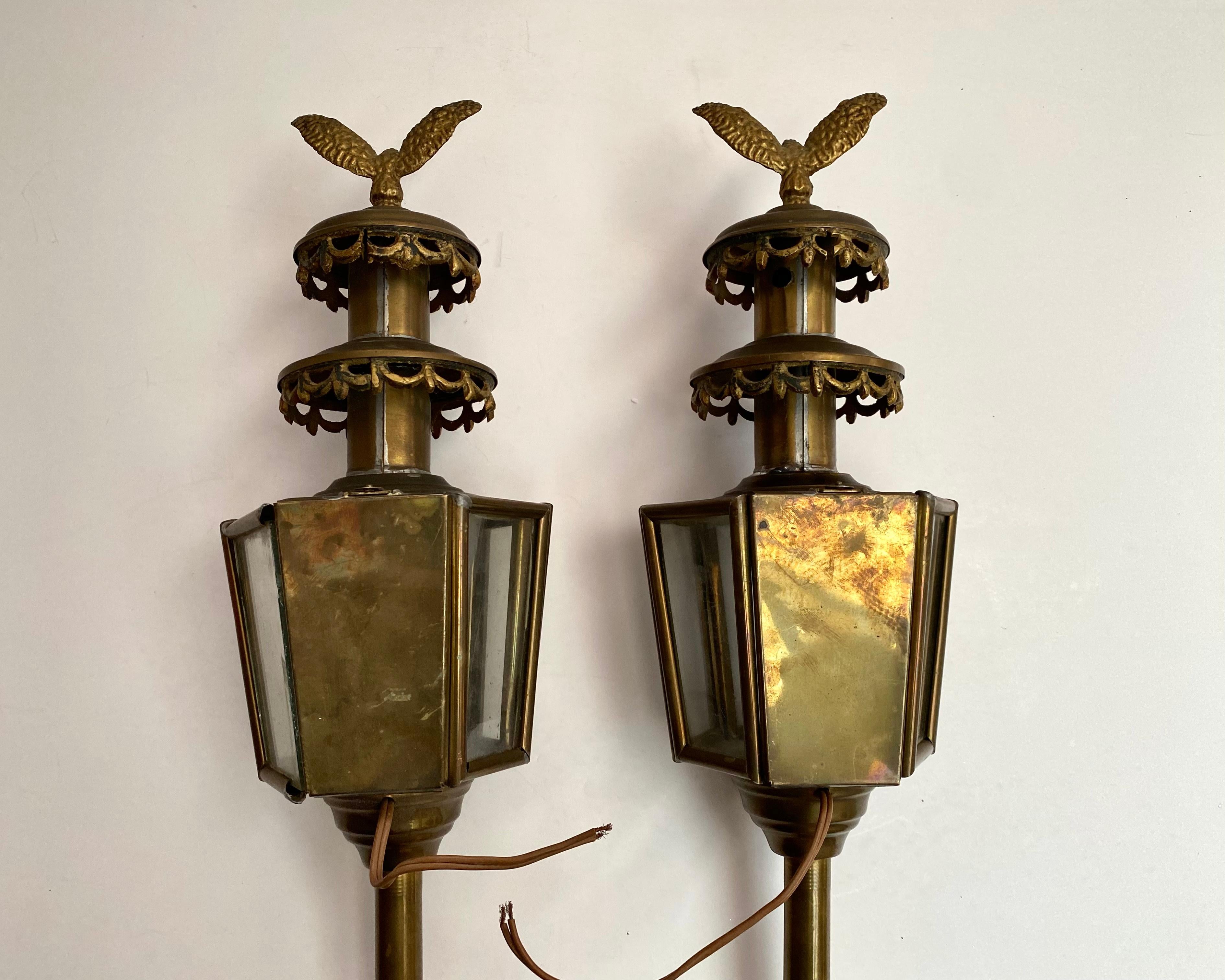 Antique Pair of Eagle Brass Carriage Wall Lanterns Belgium In Good Condition For Sale In Bastogne, BE