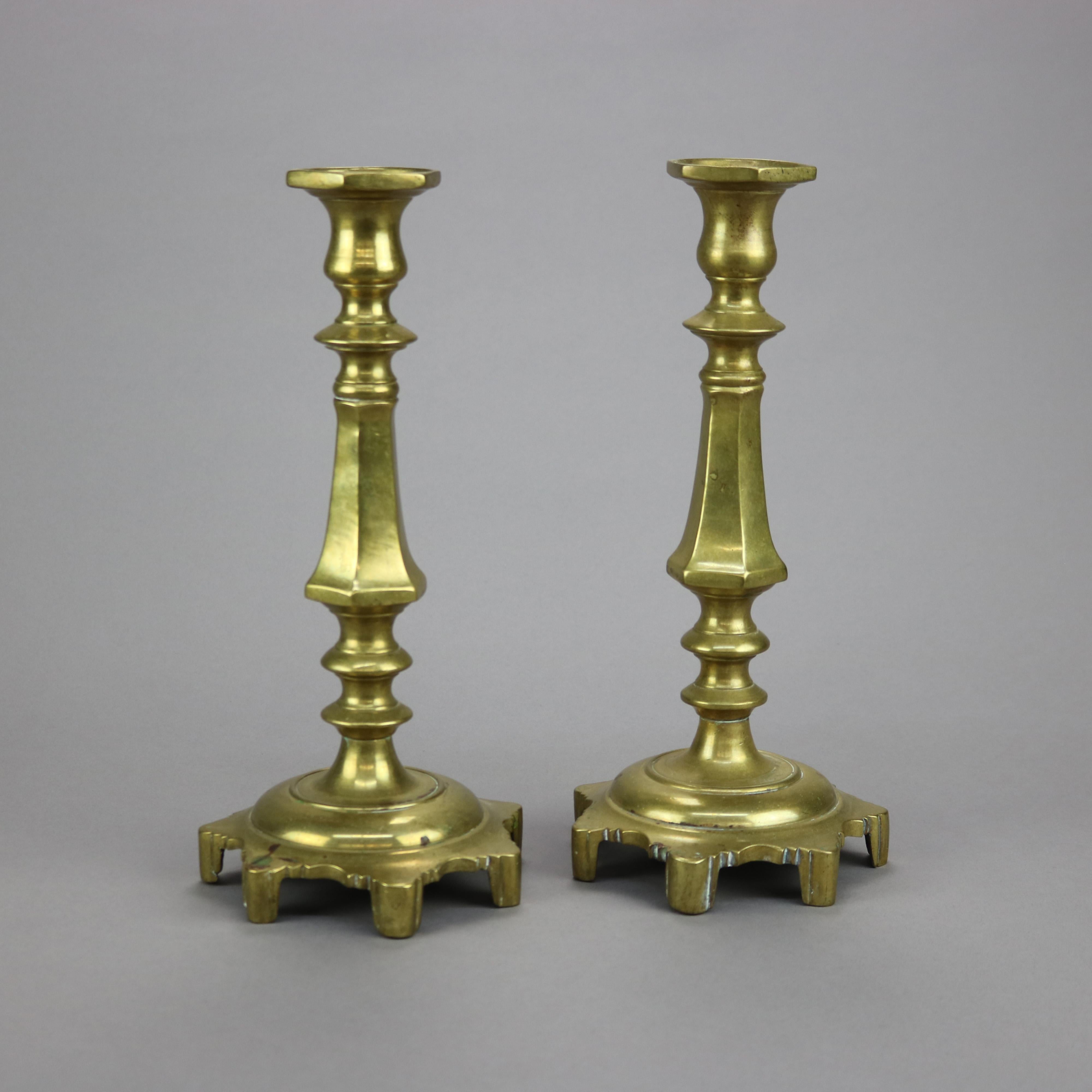 Antikes Paar früher amerikanischer Balustrade-Kerzenständer aus Messing mit Fuß aus dem 19. Jahrhundert (Amerikanisch Kolonial) im Angebot