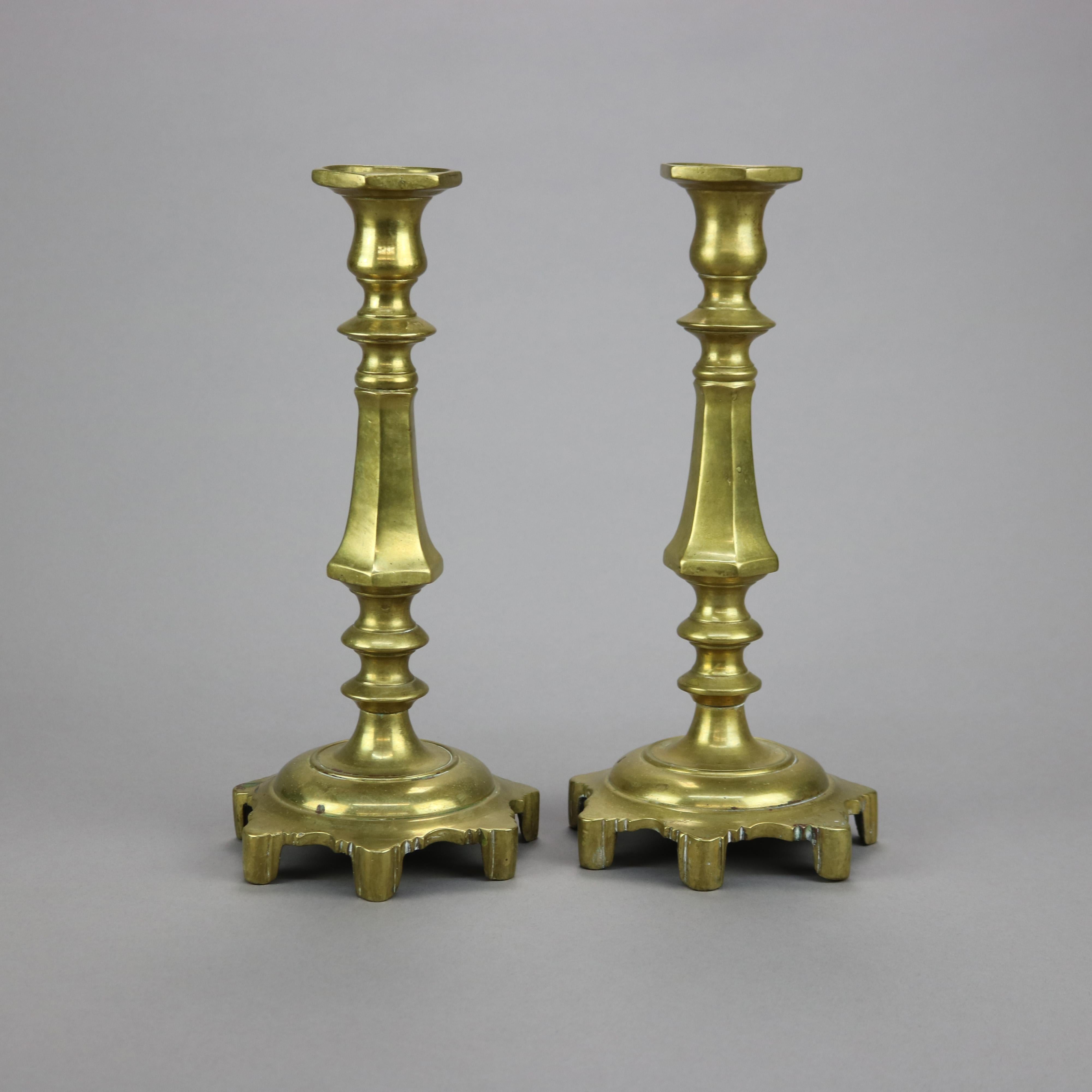 Antikes Paar früher amerikanischer Balustrade-Kerzenständer aus Messing mit Fuß aus dem 19. Jahrhundert (Gegossen) im Angebot