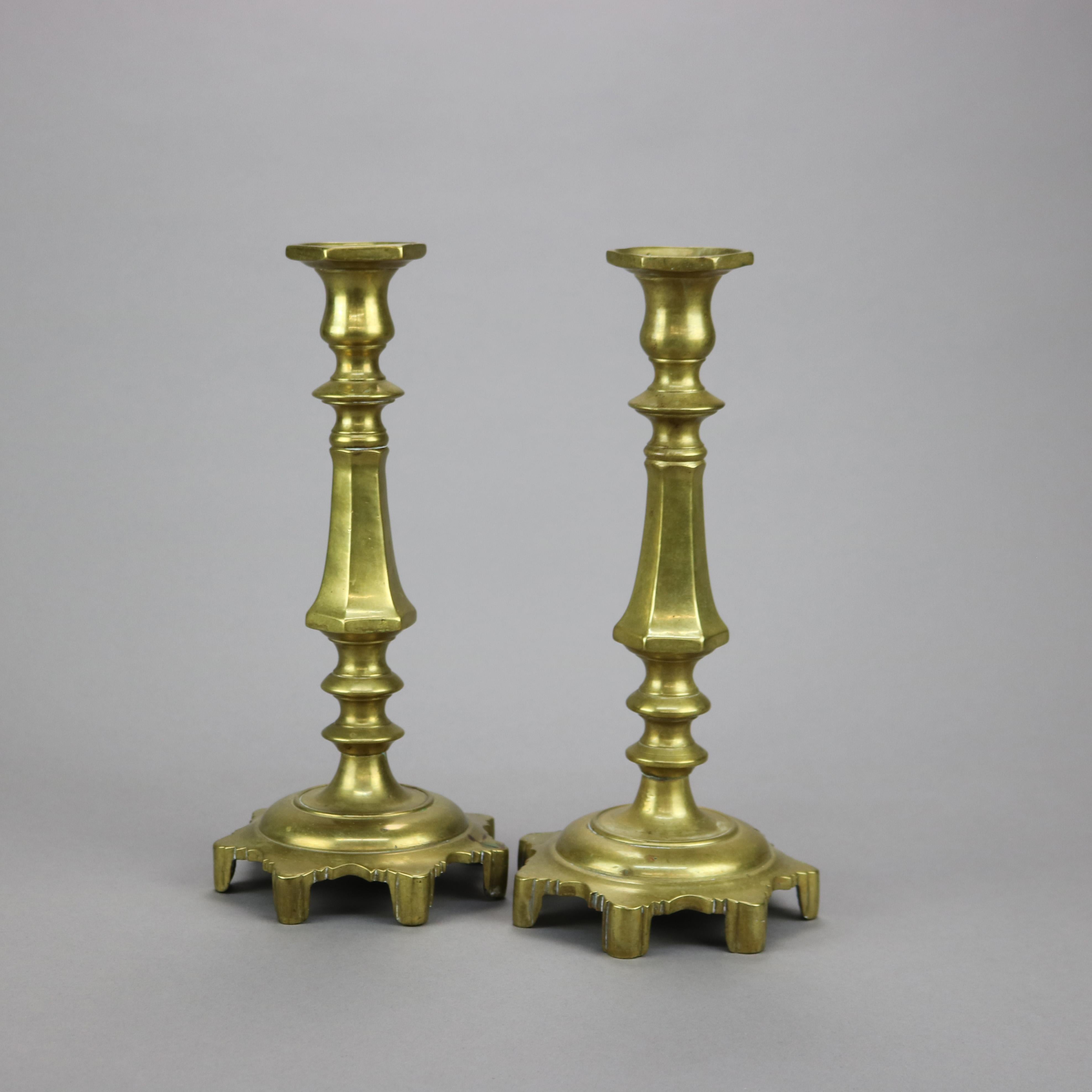 Antikes Paar früher amerikanischer Balustrade-Kerzenständer aus Messing mit Fuß aus dem 19. Jahrhundert im Angebot 1