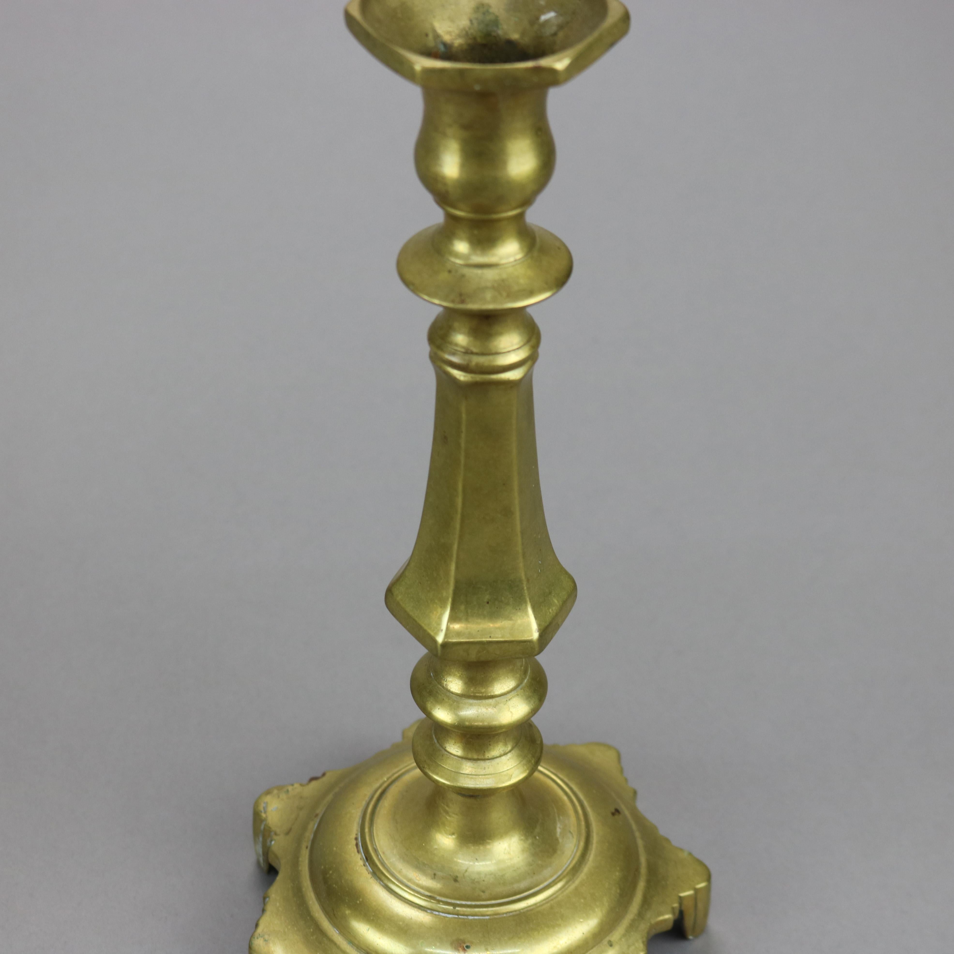 Ancienne paire de bougeoirs américains anciens à pied en laiton avec balustre, 19ème siècle en vente 2