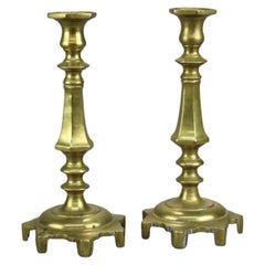 Ancienne paire de bougeoirs américains anciens à pied en laiton avec balustre, 19ème siècle