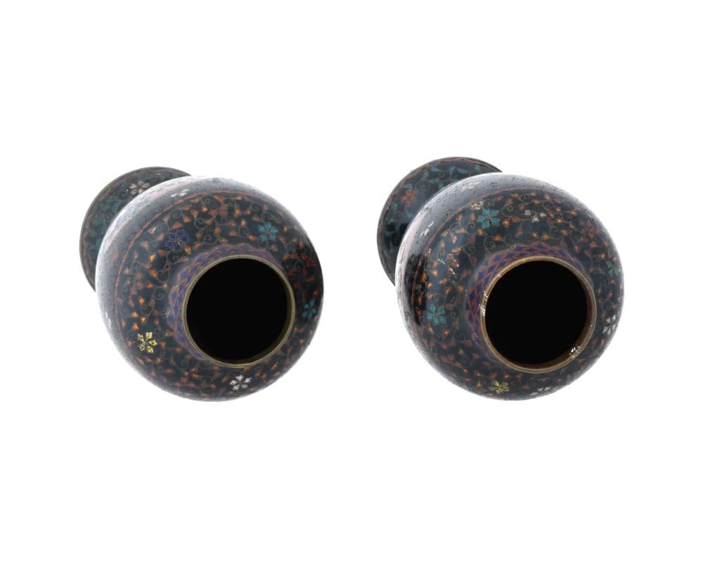 Antica coppia di vasi floreali in smalto cloisonne giapponesi dei primi anni Meiji In condizioni buone in vendita a New York, NY