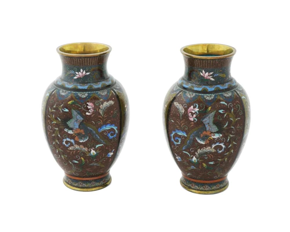 Vase ancien en verre opalin tchèque de Bohème, bleu, taillé et transparent, avec une bouche cannelée. La vaisselle est ornée de panneaux polychromes émaillés à la main représentant des médaillons entourés de motifs floraux, de feuillages et de