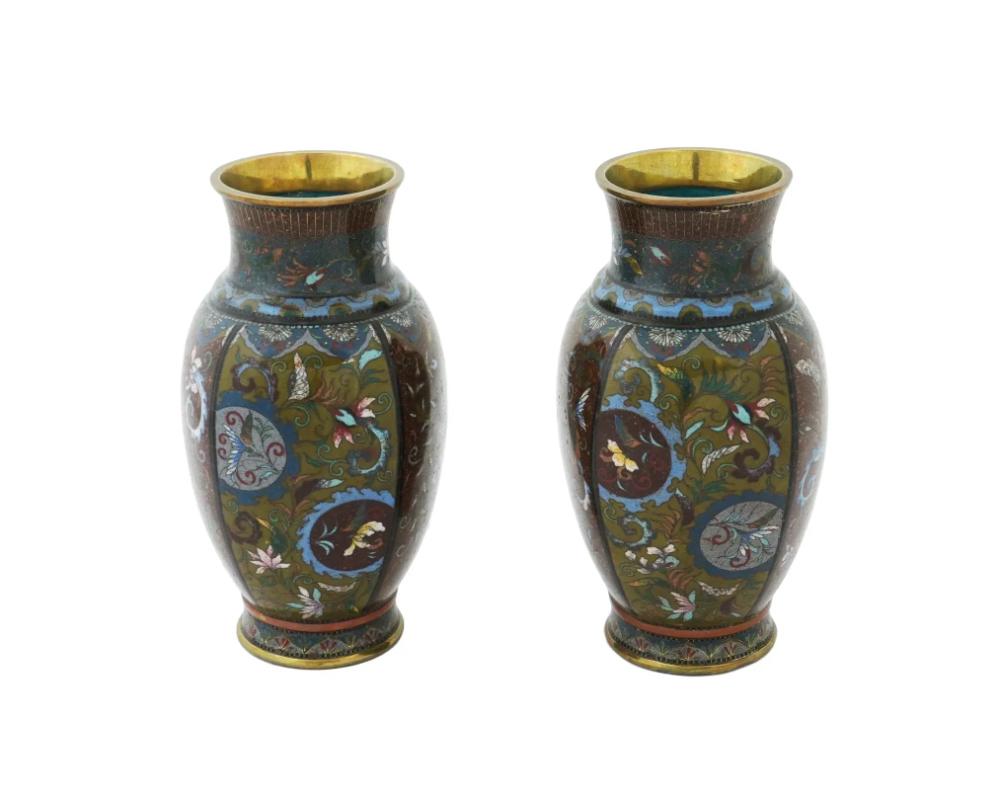 Tchèque Ancienne paire de vases japonais Phoenix Bird, en émail cloisonné et pierre d'or, du début de l'ère Meiji en vente