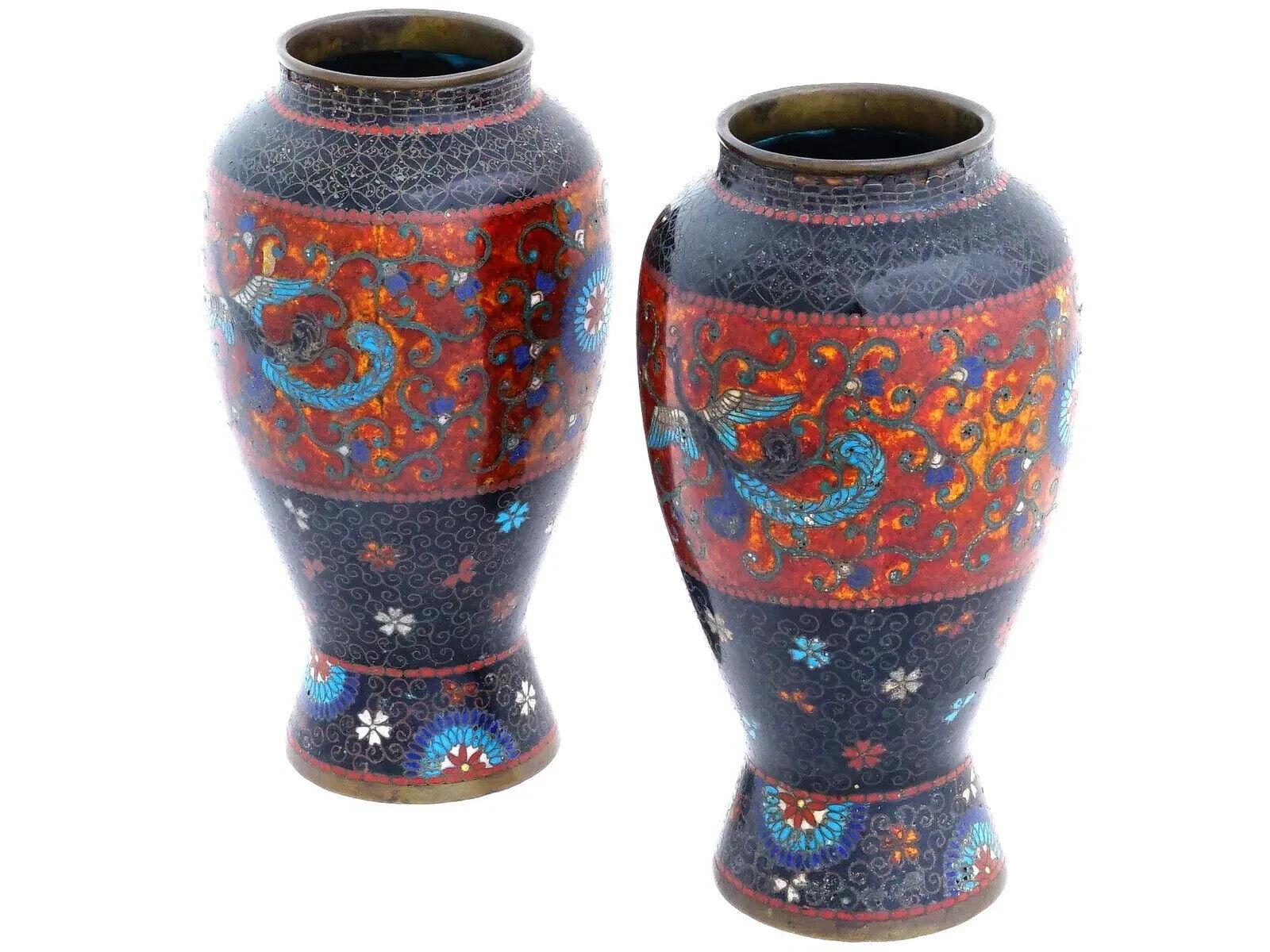 Ein Paar japanische Cloisonné-Emaille-Vasen aus der frühen Meiji-Zeit . Jede Vase hat einen urnenförmigen Körper, einen breiten Hals und einen geriffelten Boden. Die Vasen sind mit polychromen Emaille-Motiven verziert, die Phönix-Vögel darstellen,
