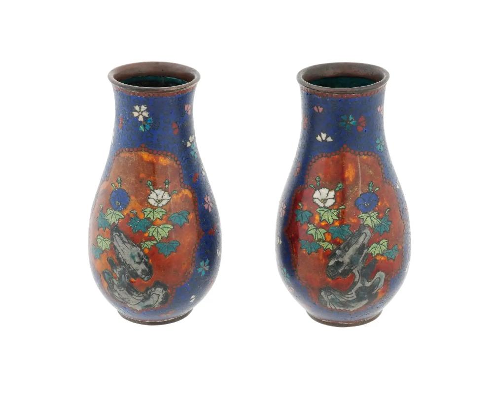 Ein Paar antiker japanischer Cloisonné-Vasen aus der frühen Meiji-Periode im Stil von Namikawa Yasuyuki. Die Vasen verkörpern Namikawas raffinierte Handwerkskunst und die Finesse der frühen japanischen Meiji-Cloisonné-Kunst. Jede Vase zeigt