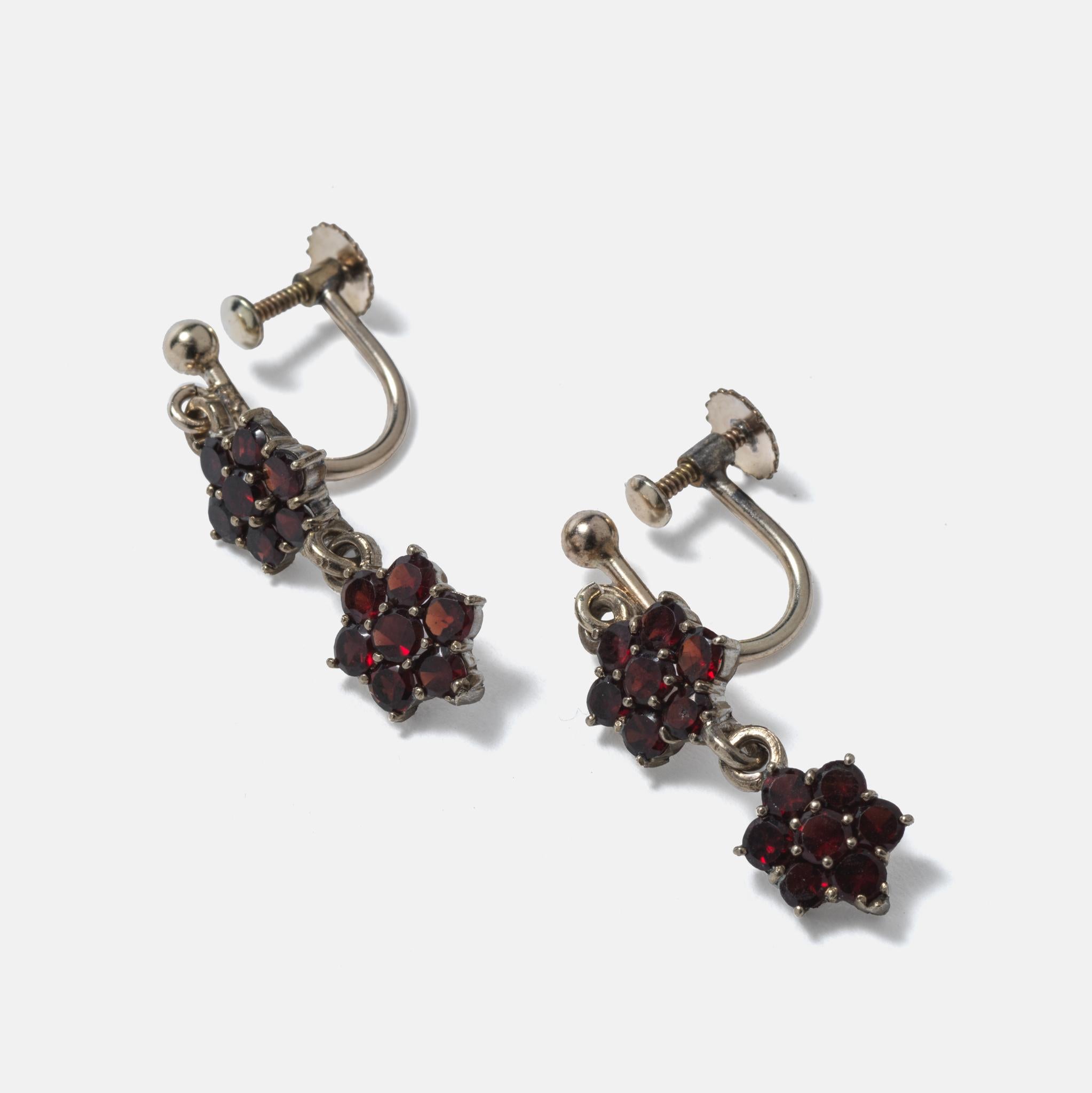 Antique pair of earrings. Silver and garnets. In Good Condition For Sale In Stockholm, SE