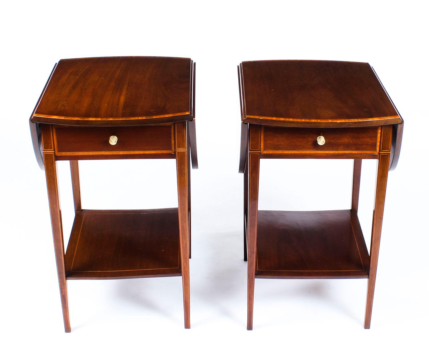 A pair of antique Edwardian mahogany inlaid bedside tables, of Pembroke form, circa 1900 in date.

Each with an oval hinged top above a frieze drawer and raised on square tapering legs united by undertiers.

Each with wonderful satinwood