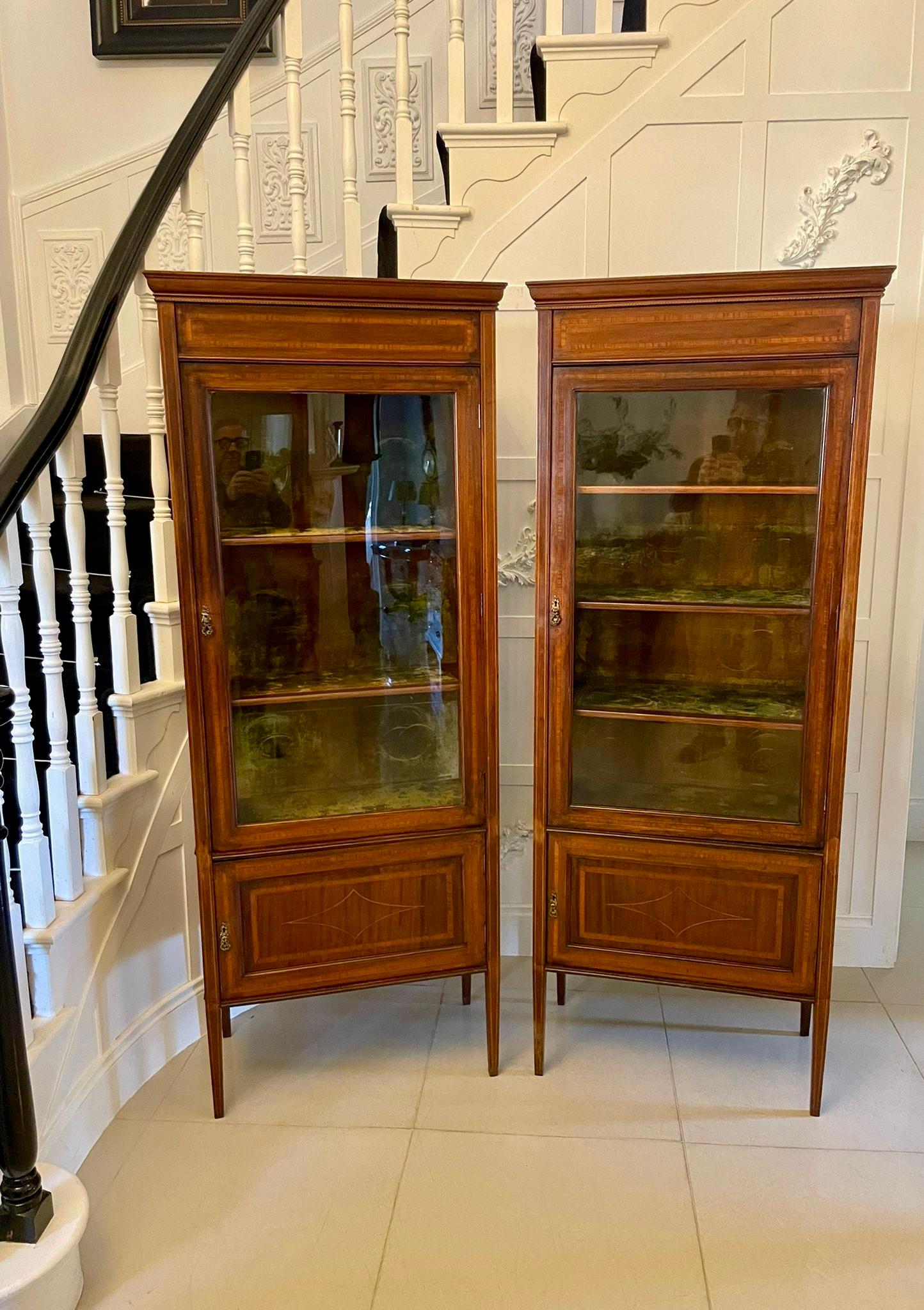 Antica coppia di vetrine edoardiane in mogano intarsiato in vendita 2