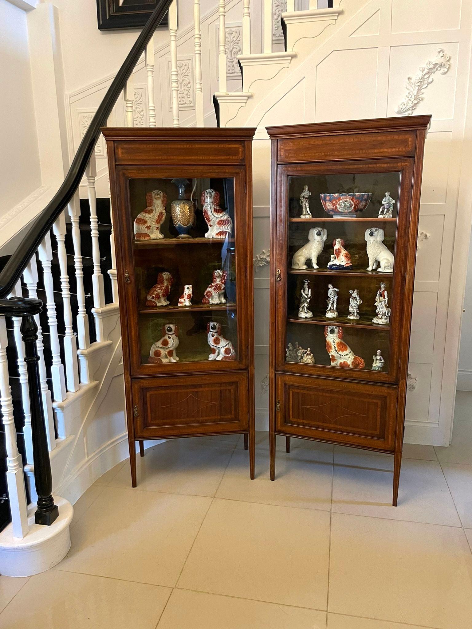 Antica coppia di vetrine edoardiane in mogano intarsiato in vendita 3