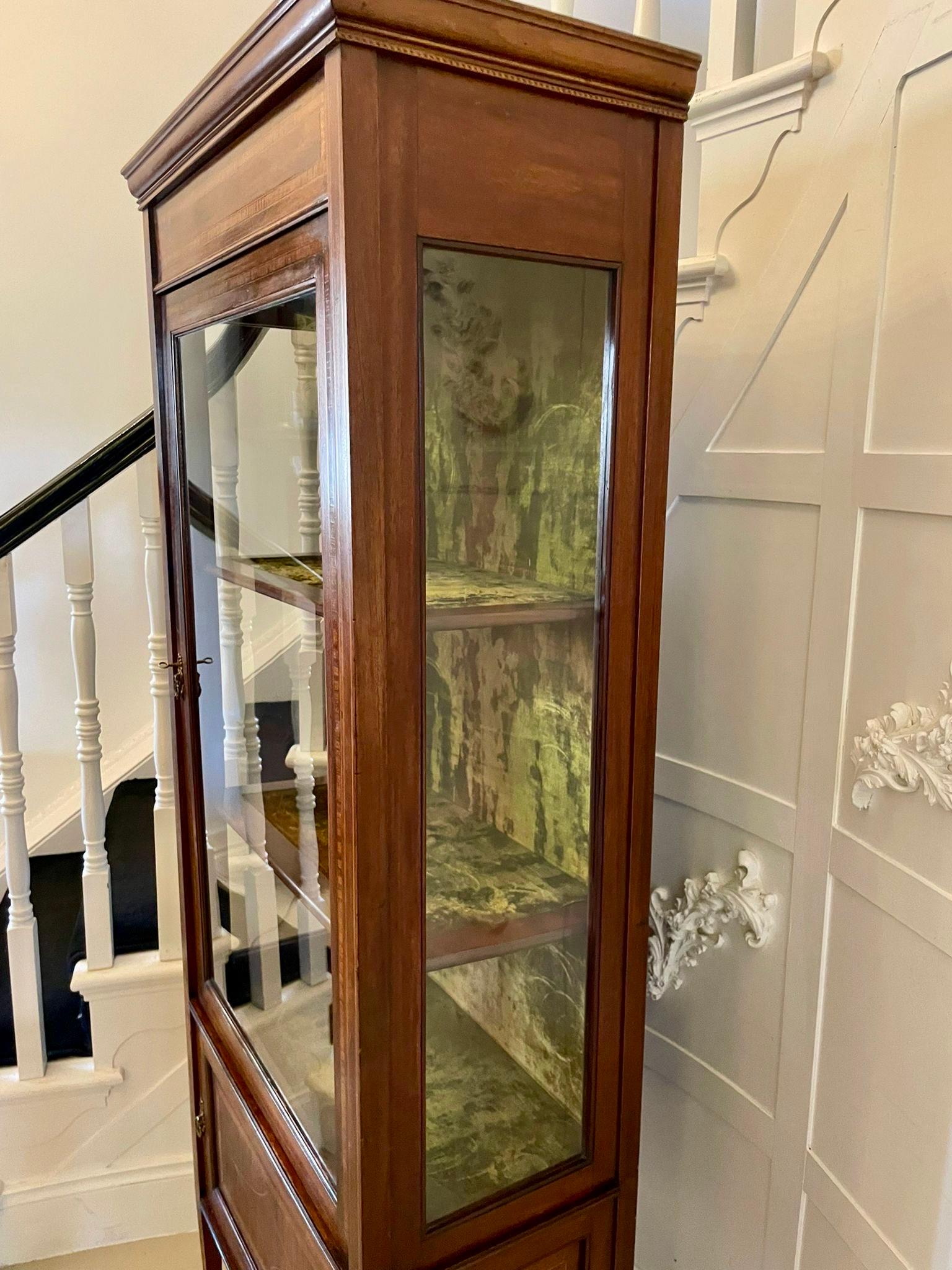 Antica coppia di vetrine edoardiane in mogano intarsiato in vendita 4