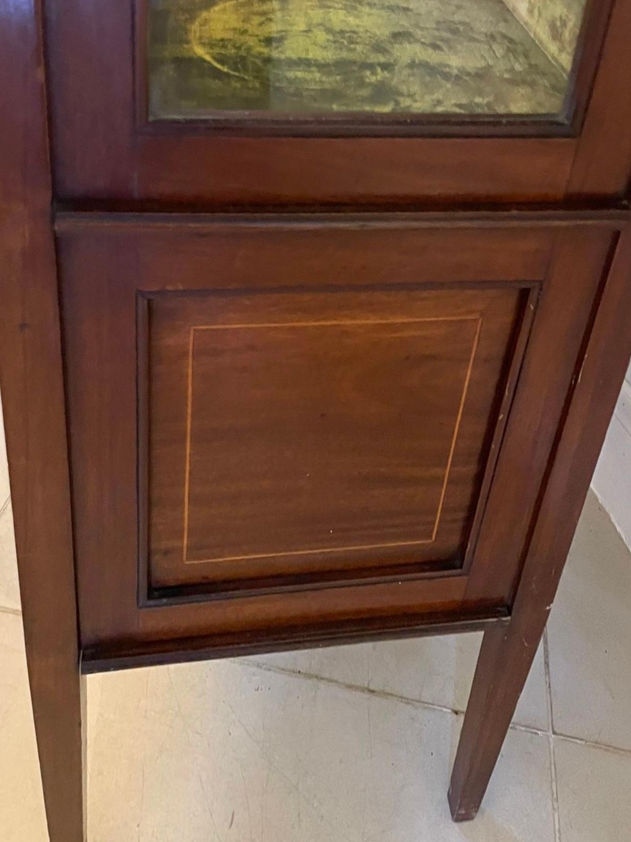 Antica coppia di vetrine edoardiane in mogano intarsiato in vendita 5