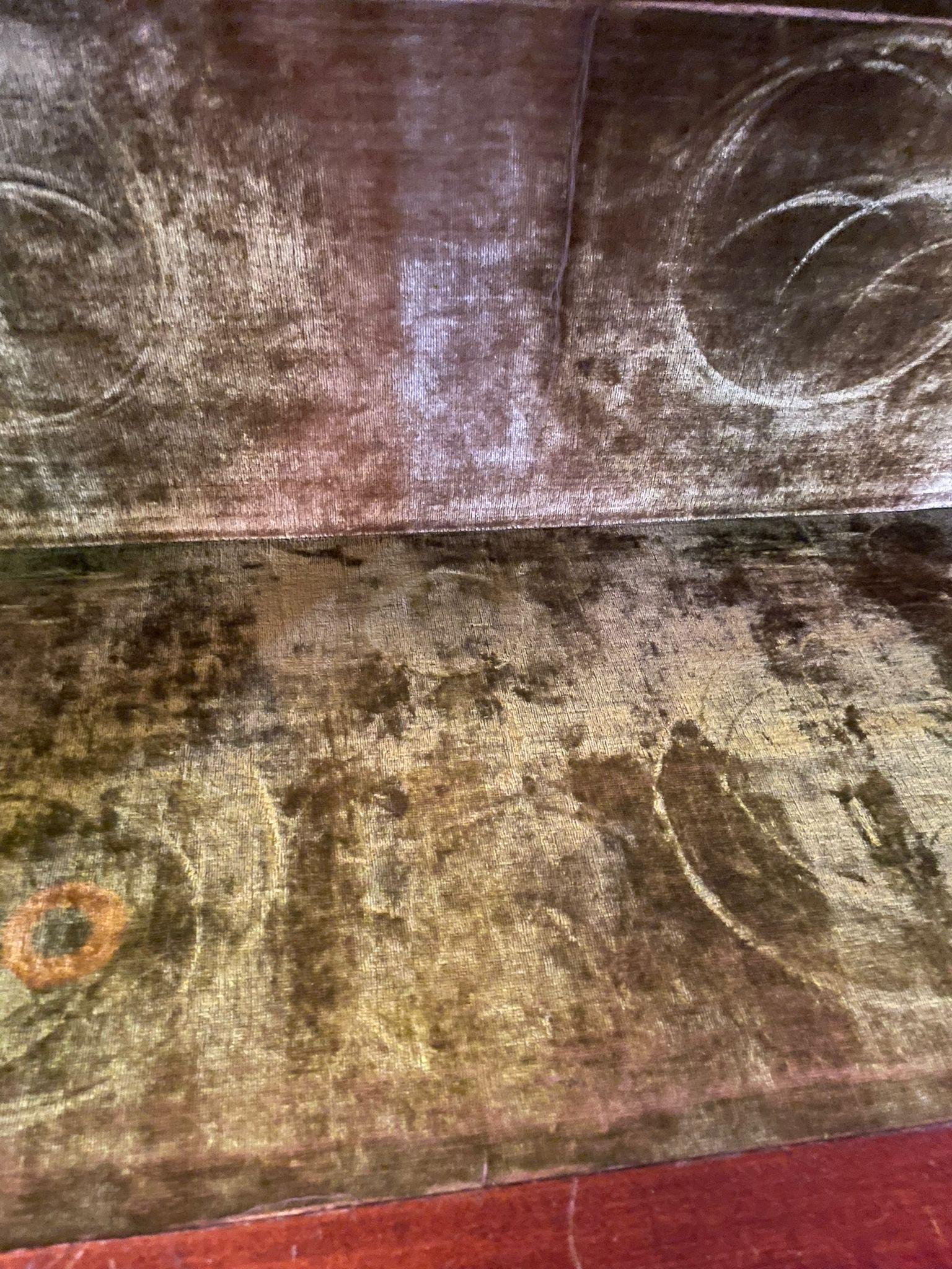 Una bella coppia di vetrine in mogano di epoca edoardiana, ciascuna di forma alta ed elegante con intarsi in linea e in legno satinato e delicati pannelli di intarsio geometrico sulle ante inferiori. Le cornici modanate sovrastano ante vetrate che