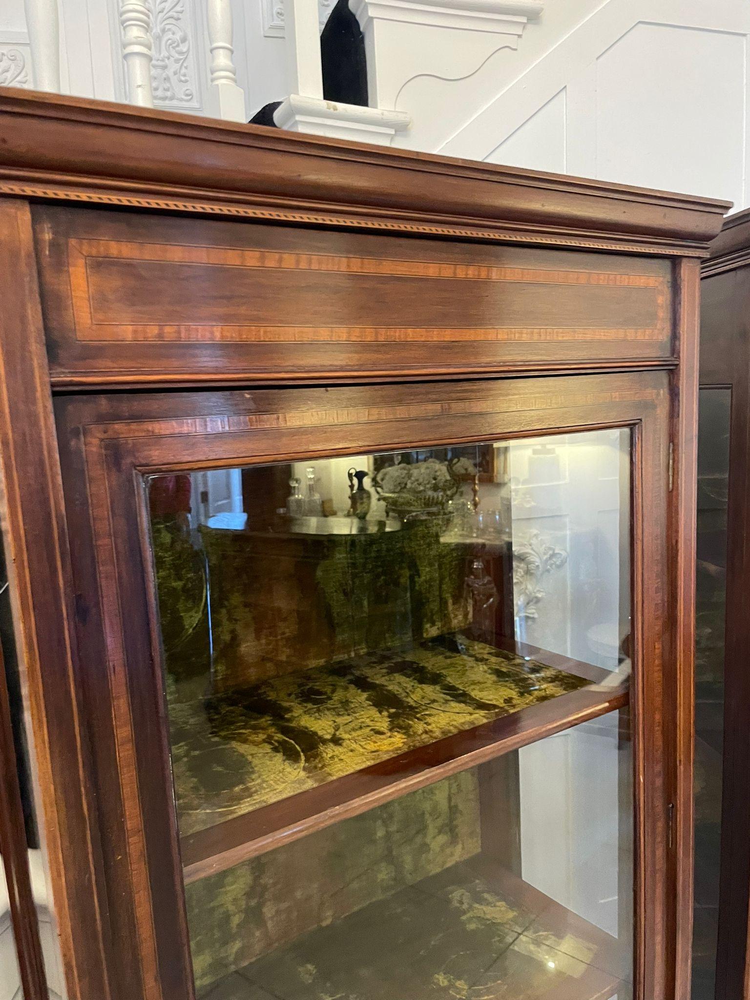 Edoardiano Antica coppia di vetrine edoardiane in mogano intarsiato in vendita