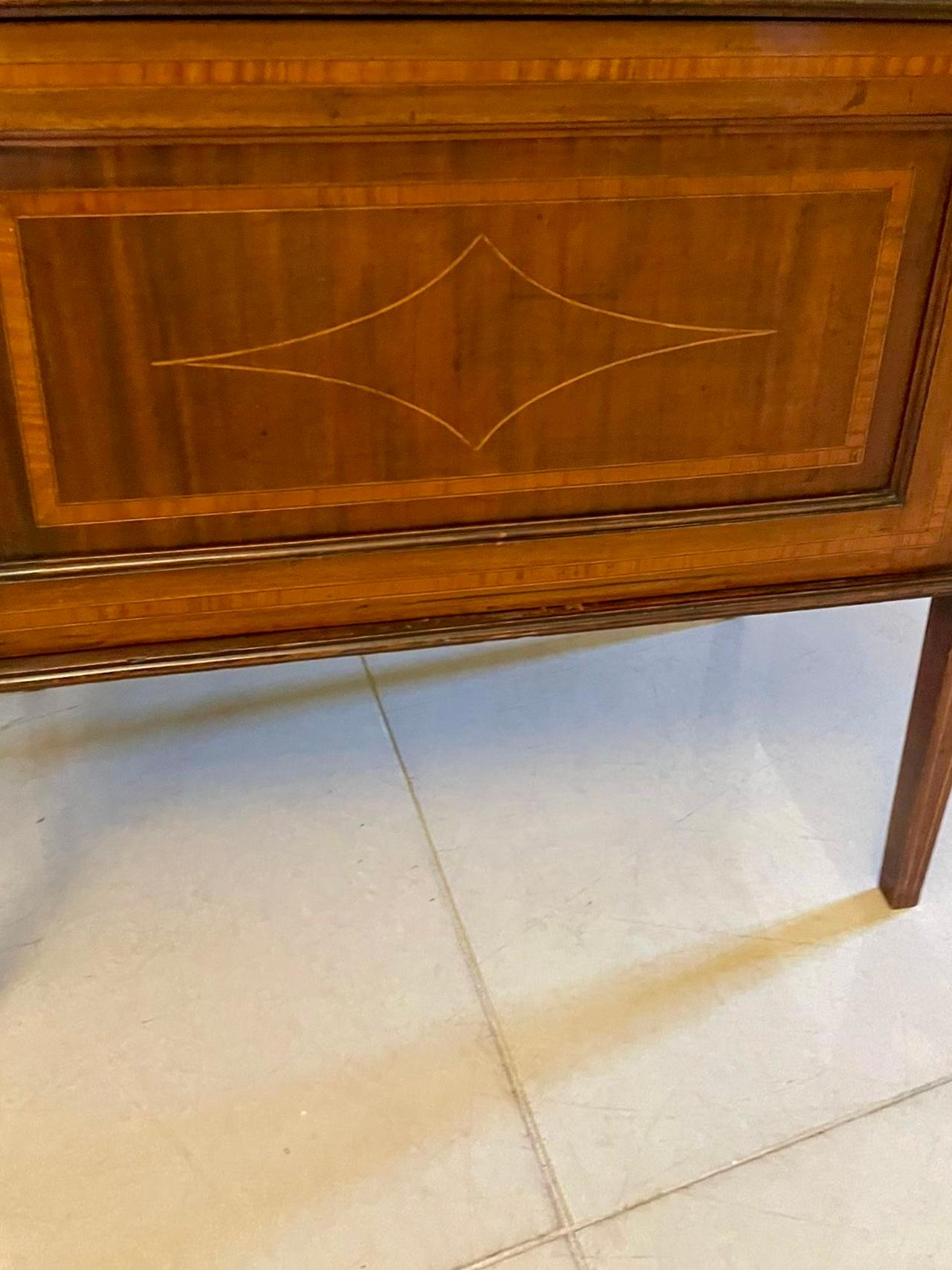 Inglese Antica coppia di vetrine edoardiane in mogano intarsiato in vendita