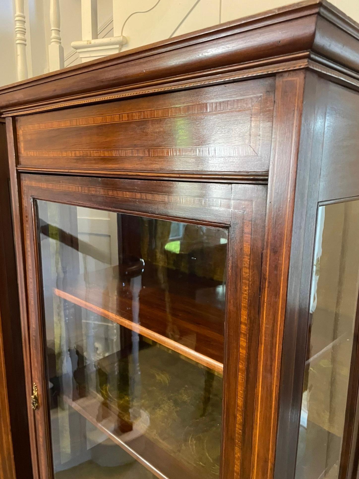 Intarsio Antica coppia di vetrine edoardiane in mogano intarsiato in vendita