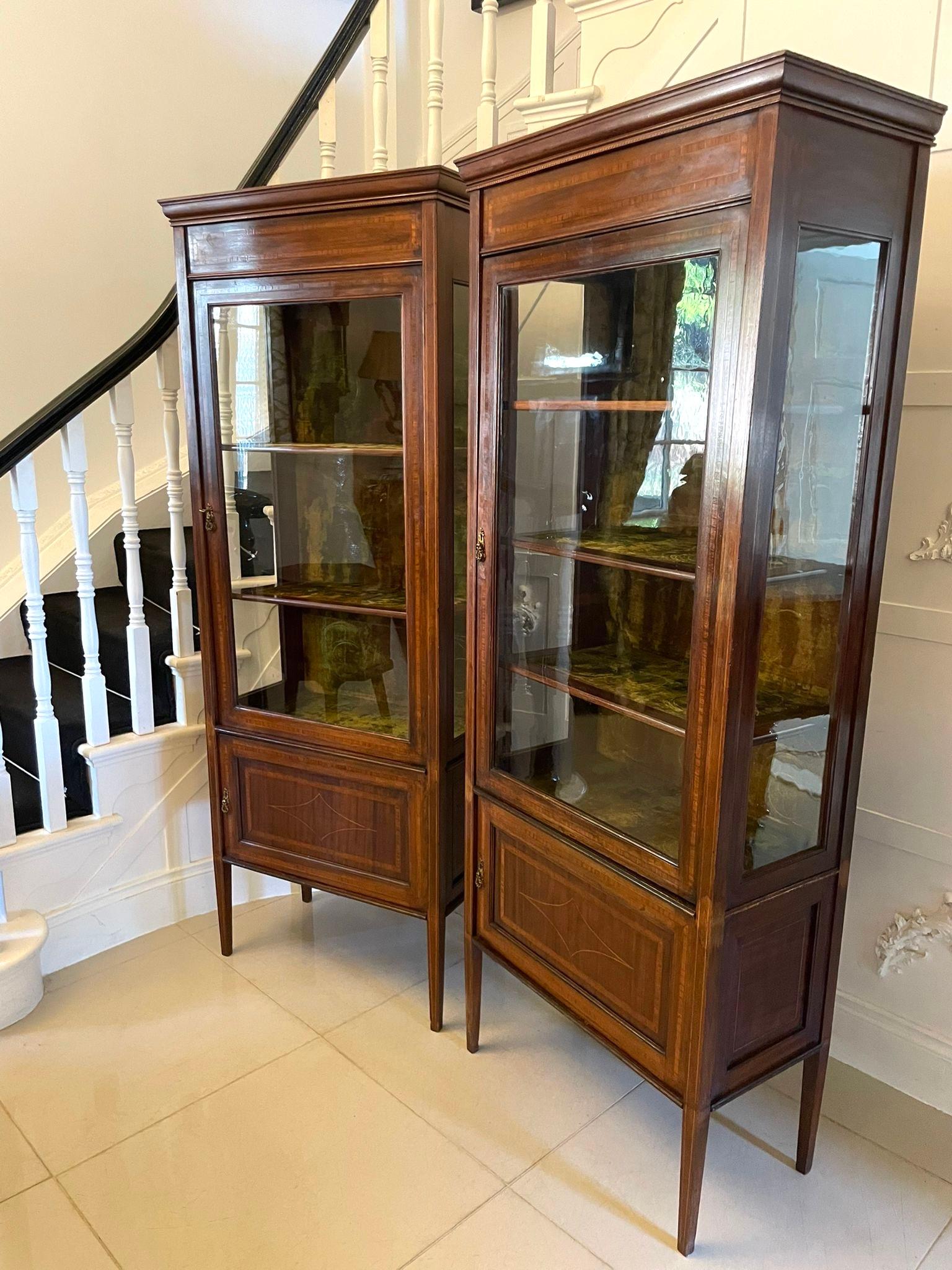 Antica coppia di vetrine edoardiane in mogano intarsiato In condizioni buone in vendita a Suffolk, GB