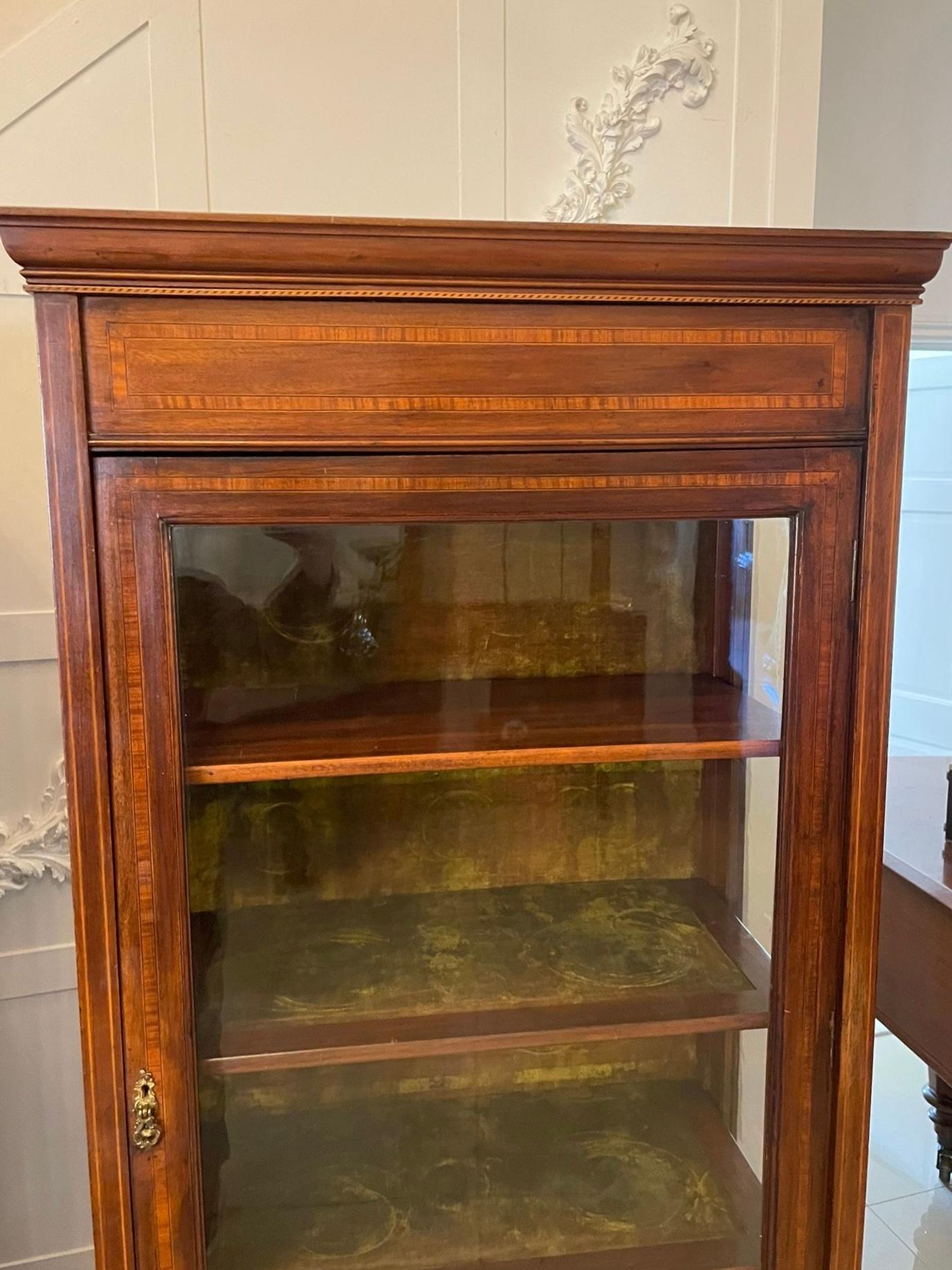 XX secolo Antica coppia di vetrine edoardiane in mogano intarsiato in vendita