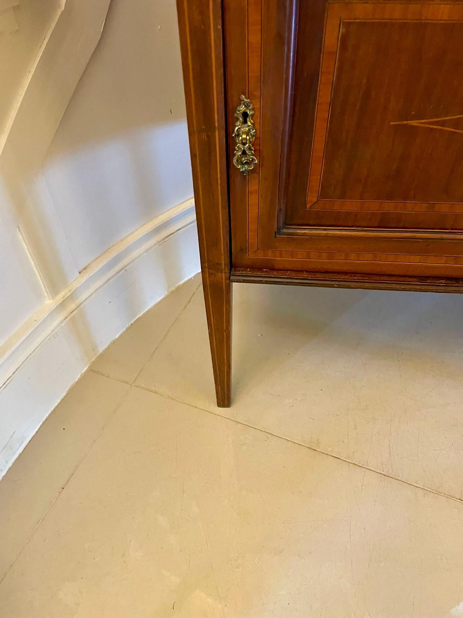 Mogano Antica coppia di vetrine edoardiane in mogano intarsiato in vendita