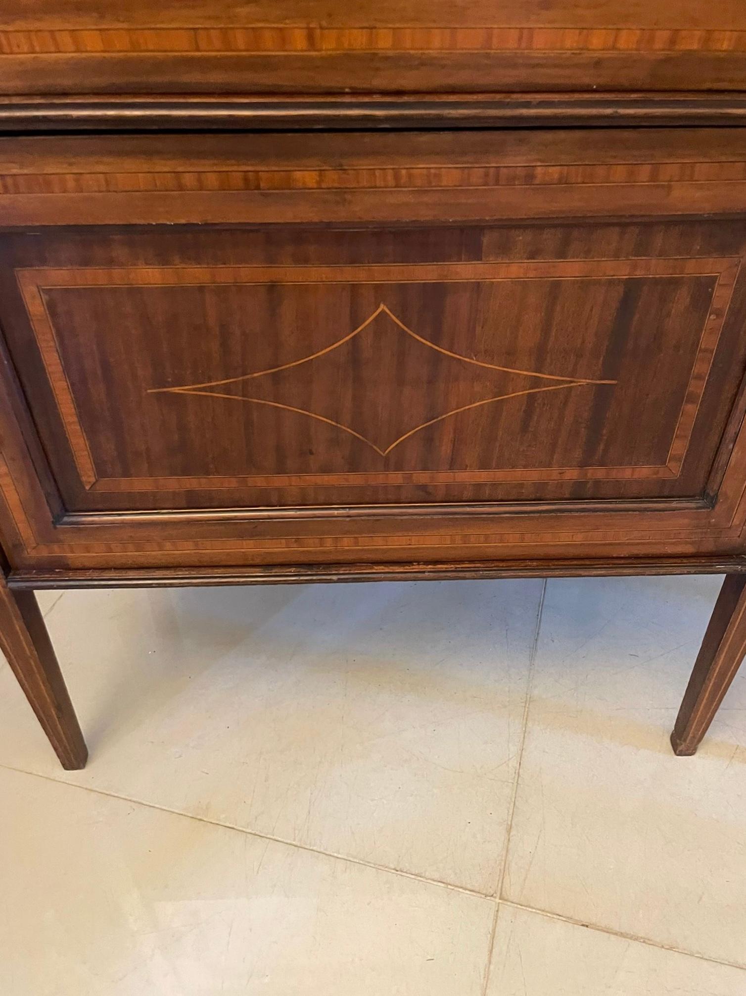 Antica coppia di vetrine edoardiane in mogano intarsiato in vendita 1