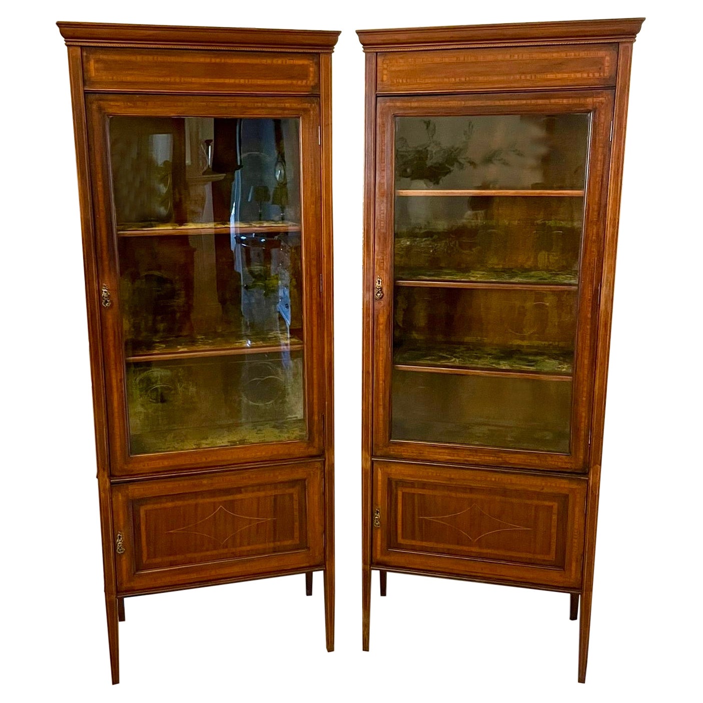 Antica coppia di vetrine edoardiane in mogano intarsiato in vendita