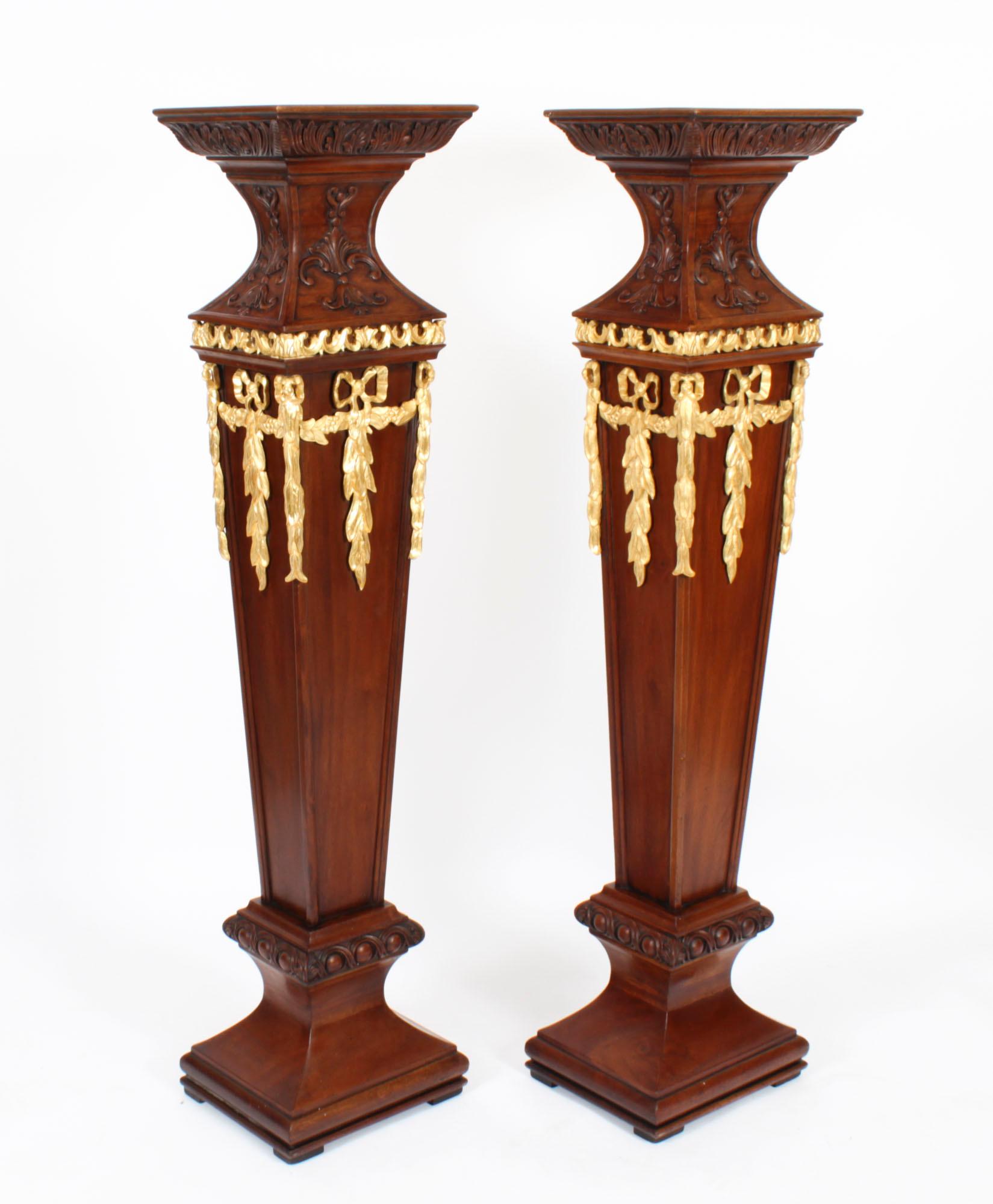 Antikes Paar edwardianischer Fackelständer aus Mahagoni mit Sockeln aus dem frühen 20. Jahrhundert (Edwardian) im Angebot
