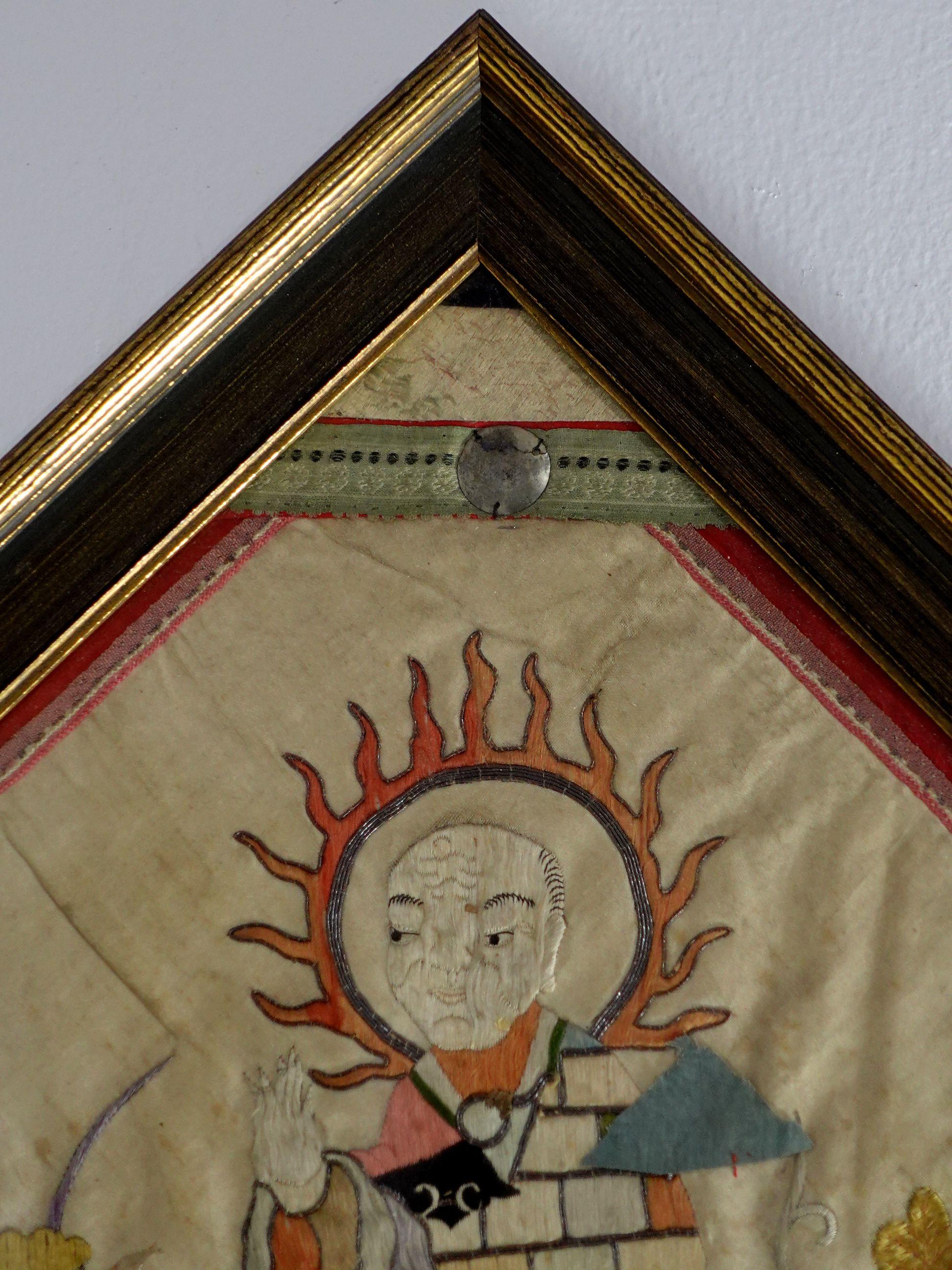 Antikes Paar bestickte Tafeln des buddhistischen Heiligen „Lohans“ im Zustand „Gut“ im Angebot in Norton, MA