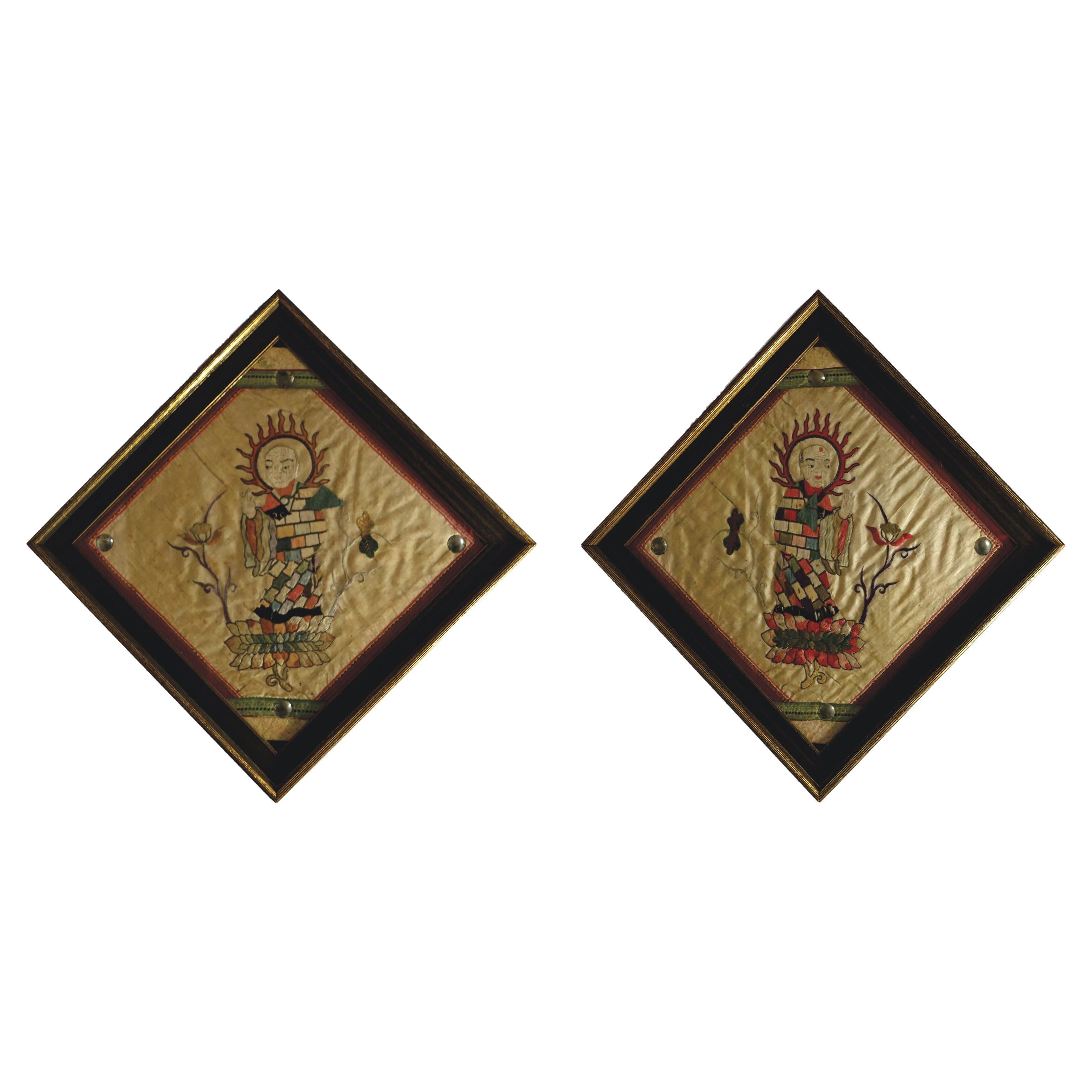 Antikes Paar bestickte Tafeln des buddhistischen Heiligen „Lohans“ im Angebot