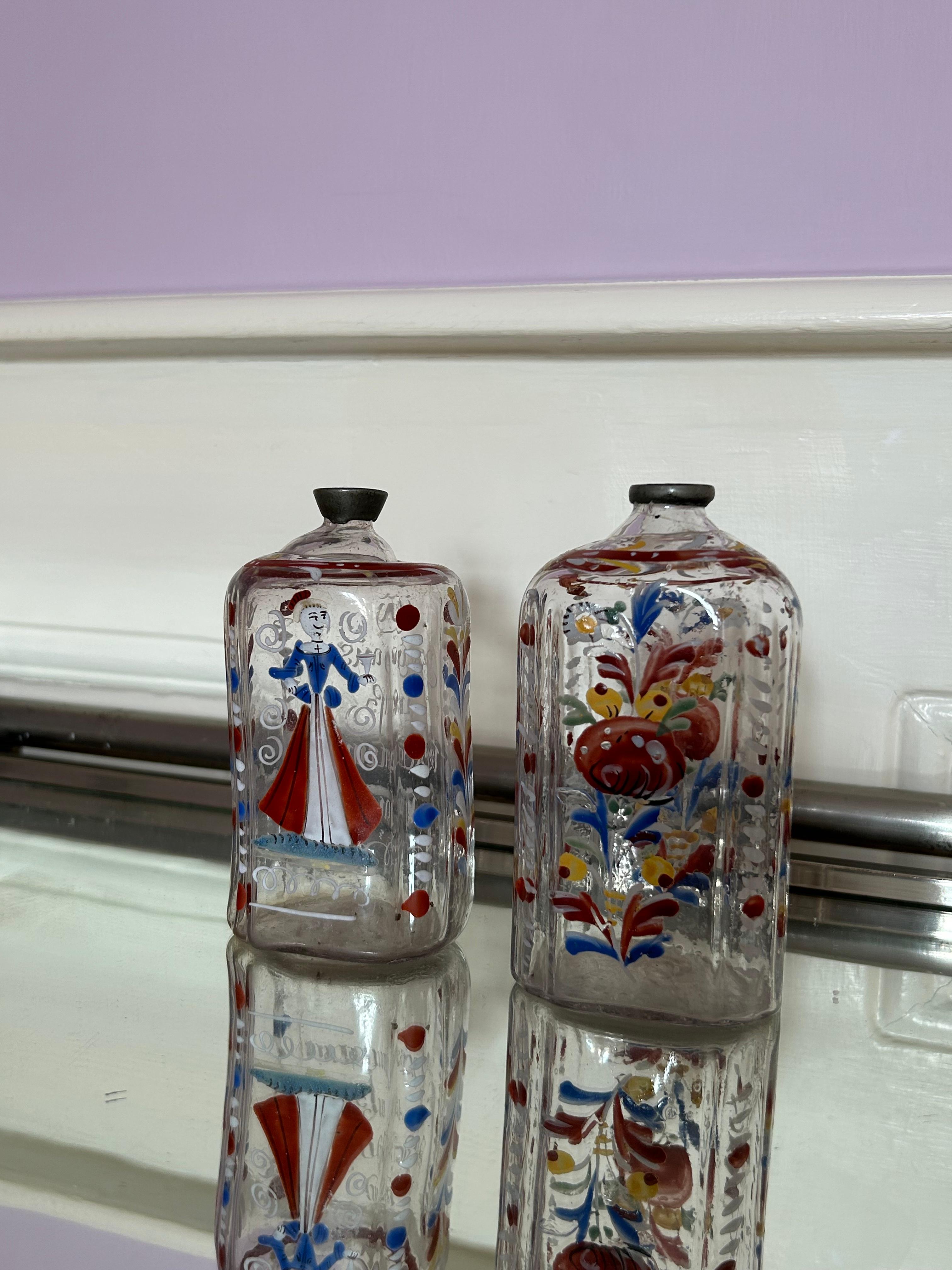 Antique Pair of Enameled Decorated Clear Glass Bottles, Germany, 18th Century In Good Condition For Sale In Copenhagen K, DK