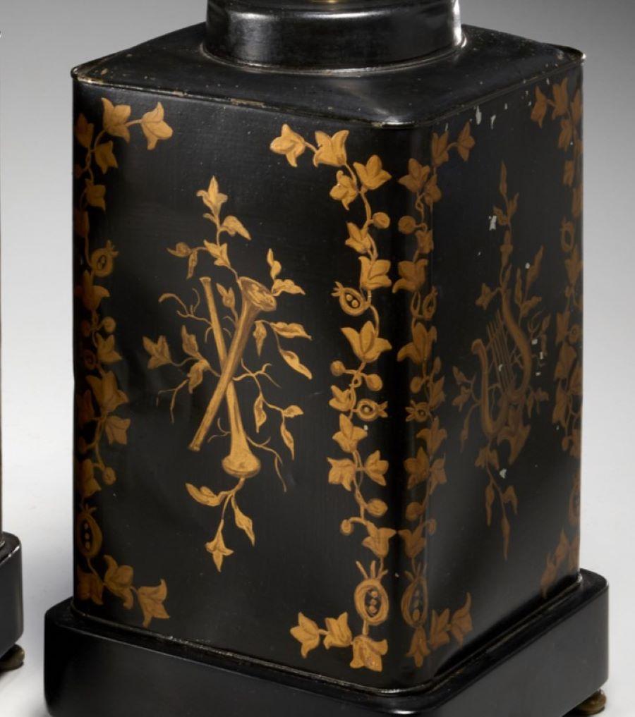Paar antike englische schwarze und goldene Teekanister aus Zinn, umfunktioniert mit Tischlampen (Englisch) im Angebot