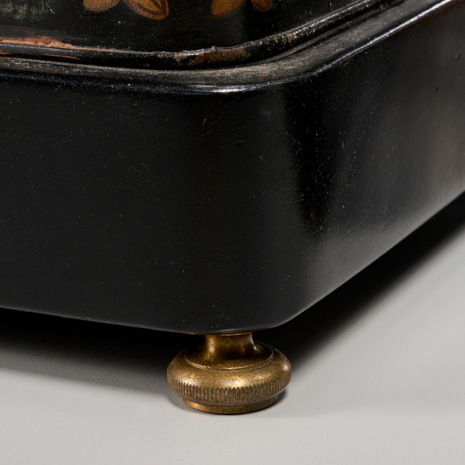 Paar antike englische schwarze und goldene Teekanister aus Zinn, umfunktioniert mit Tischlampen (19. Jahrhundert) im Angebot