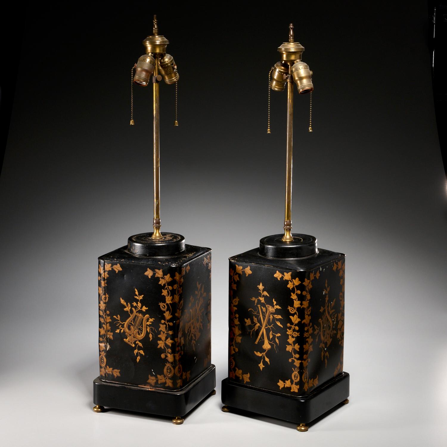 Paar antike englische schwarze und goldene Teekanister aus Zinn, umfunktioniert mit Tischlampen im Angebot 1