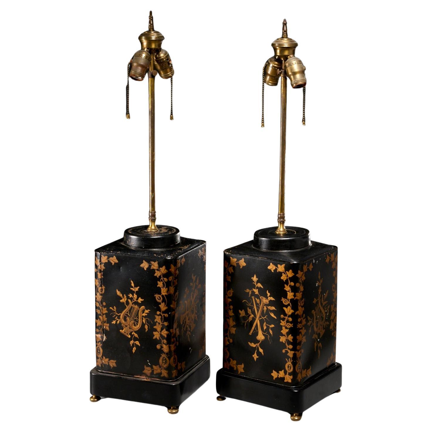Ancienne paire de boîtes à thé anglaises en tôle noire et or adaptées aux lampes de table