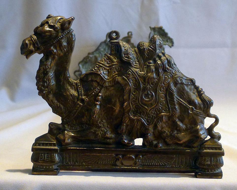 Patiné Paire de serre-livres anglais d'antiquités en forme de camel en vente