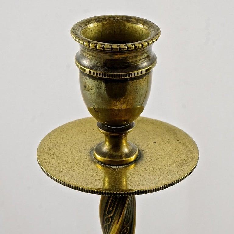 Vittoriano Antica coppia di candelieri inglesi in ottone e porcellana di epoca vittoriana, 1870 in vendita