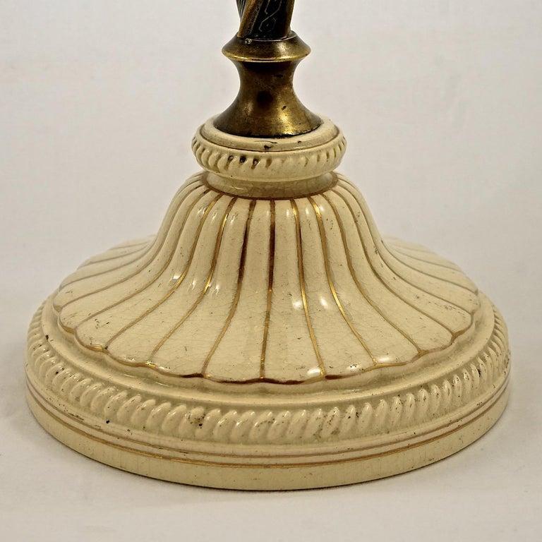 Antica coppia di candelieri inglesi in ottone e porcellana di epoca vittoriana, 1870 In condizioni buone in vendita a London, GB