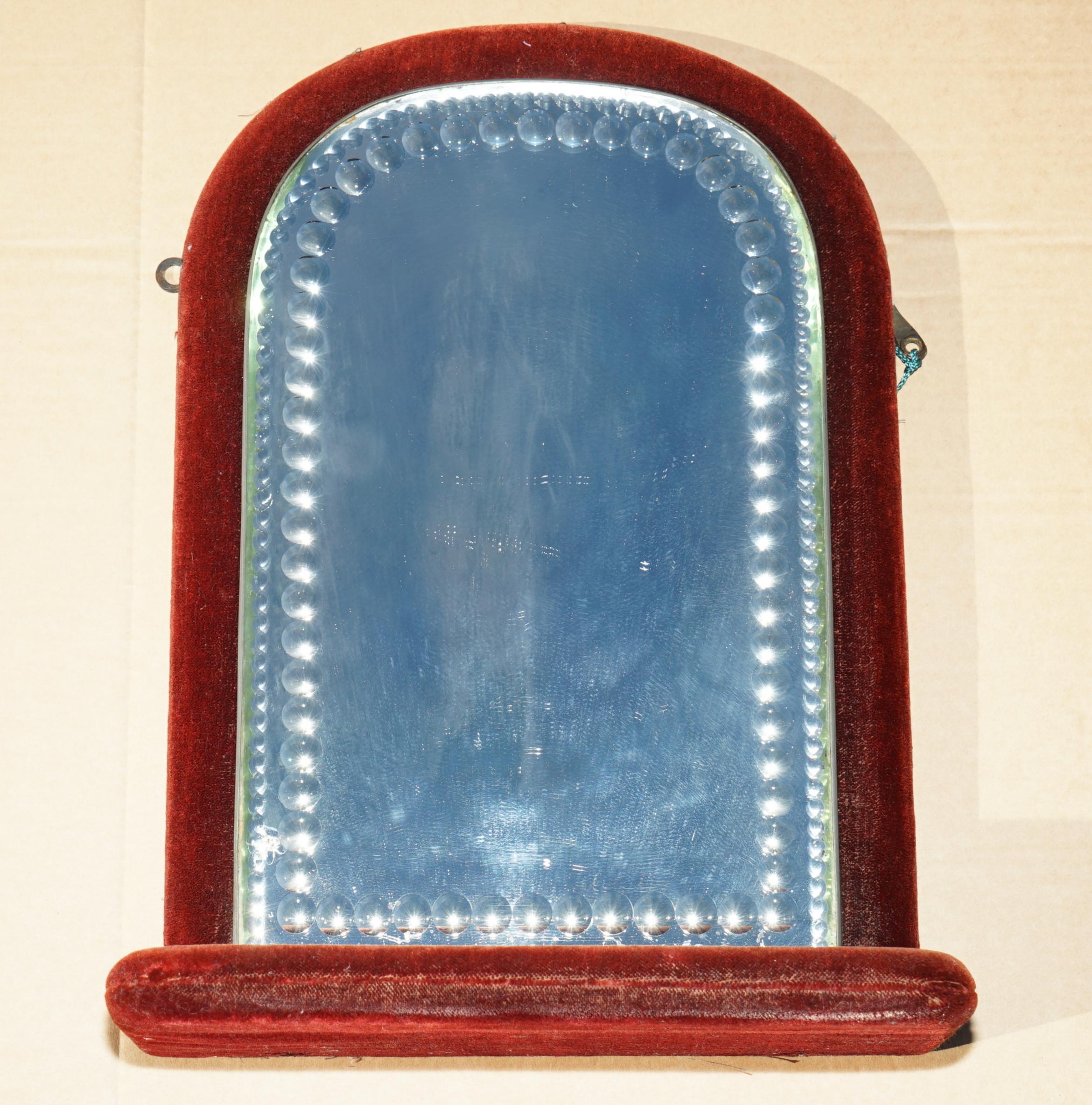 Royal House Antiques

Royal House Antiques freut sich, dieses atemberaubende Paar antiker englischer viktorianischer, mit Samt umrahmter Regale zum Verkauf anbieten zu können. Die Spiegel des Zauberers stammen aus der Zeit um 1870-1880.

Bitte