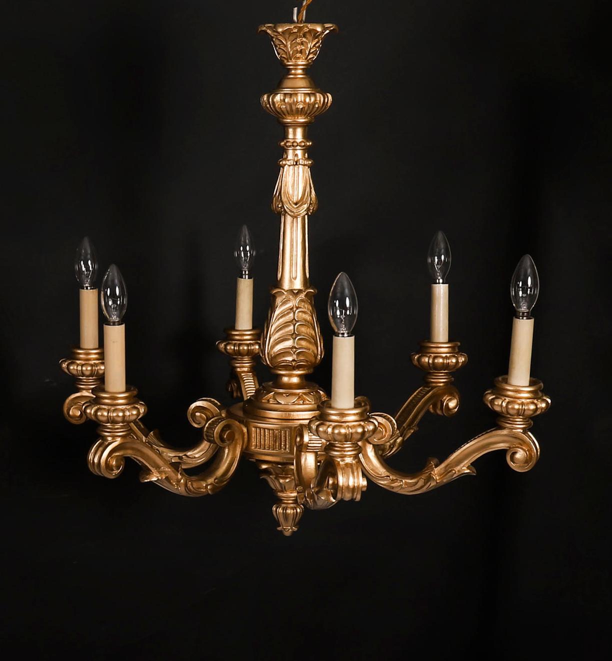 Pareja antigua de candelabros ingleses de seis brazos de madera dorada Siglo XX Regencia en venta