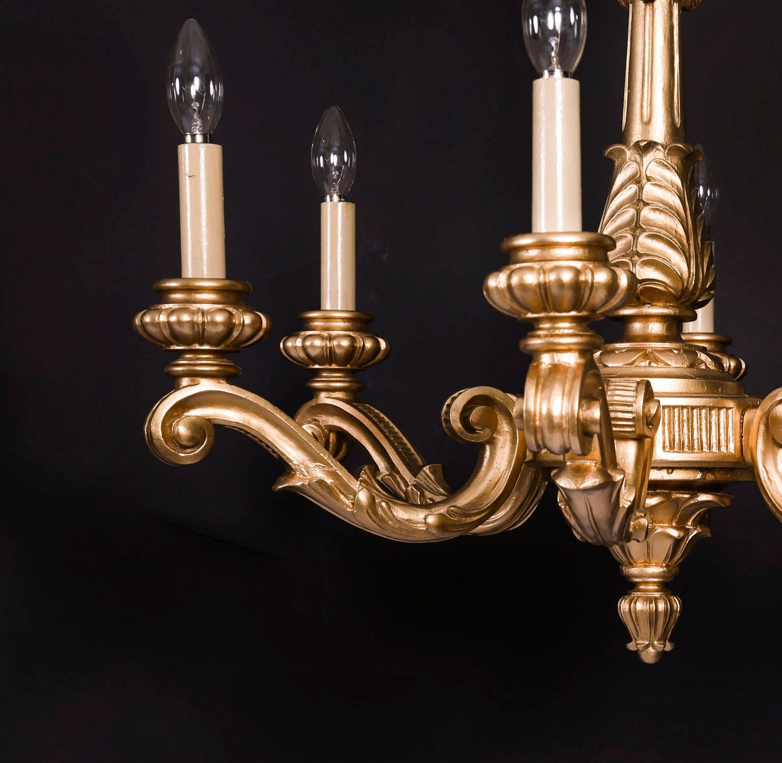 Pareja antigua de candelabros ingleses de seis brazos de madera dorada Siglo XX Inglés en venta