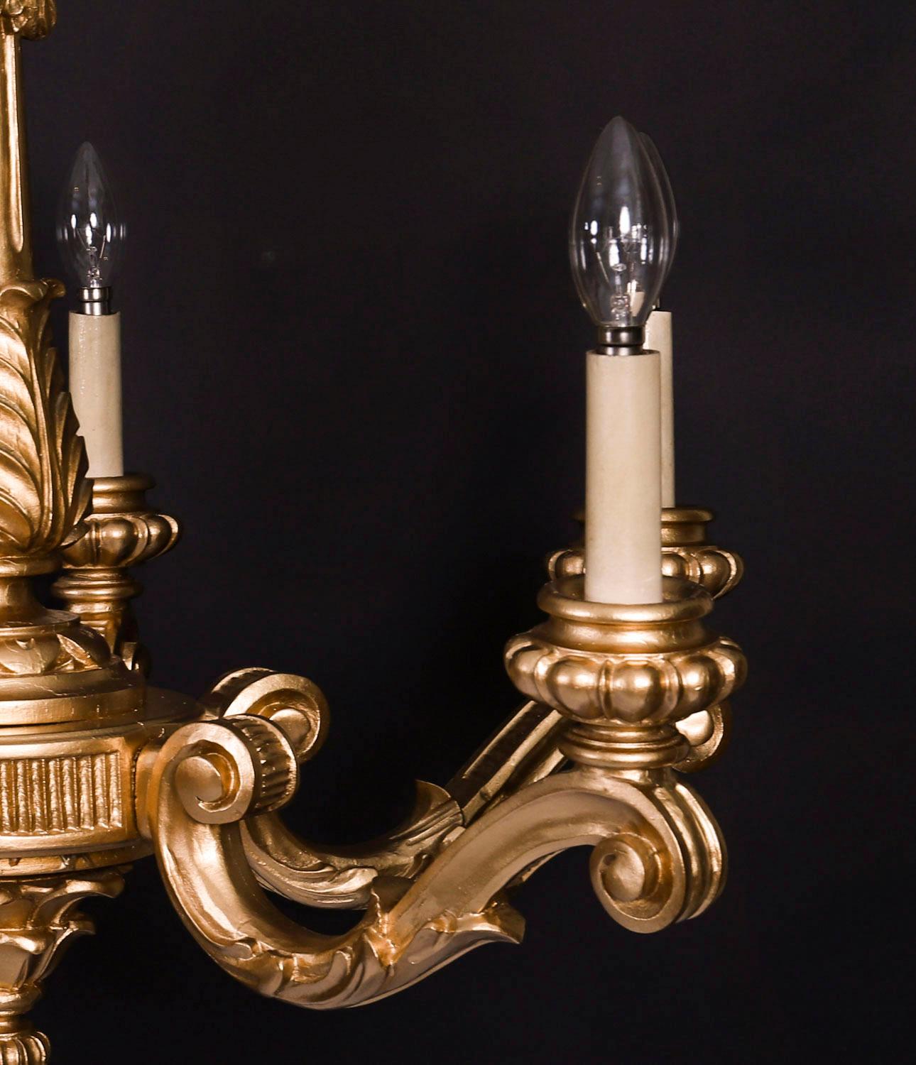 Pareja antigua de candelabros ingleses de seis brazos de madera dorada Siglo XX siglo XX en venta