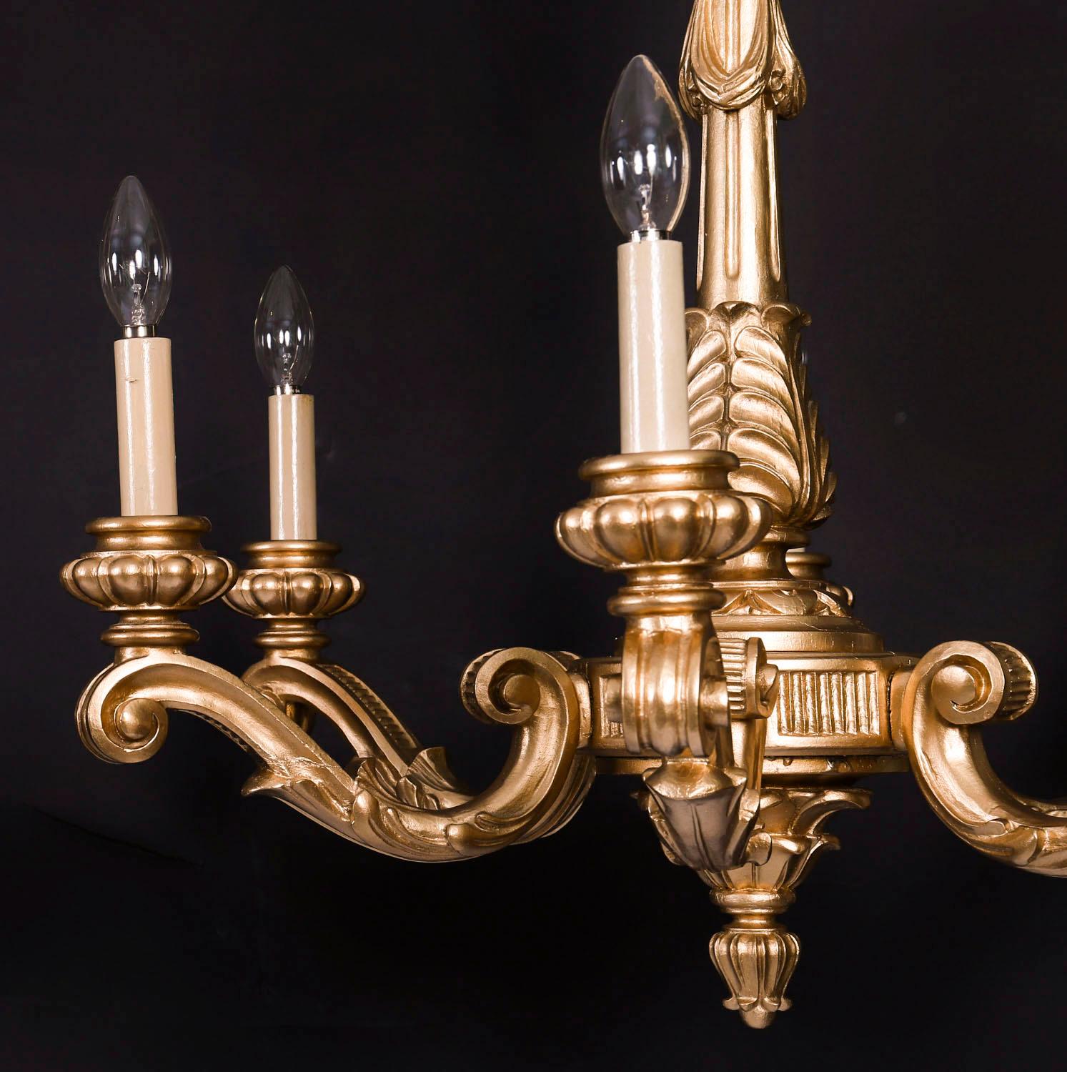 Pareja antigua de candelabros ingleses de seis brazos de madera dorada Siglo XX Madera dorada en venta