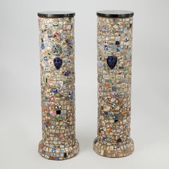 Antica coppia di piedistalli inglesi "Memory" con frammenti di porcellana