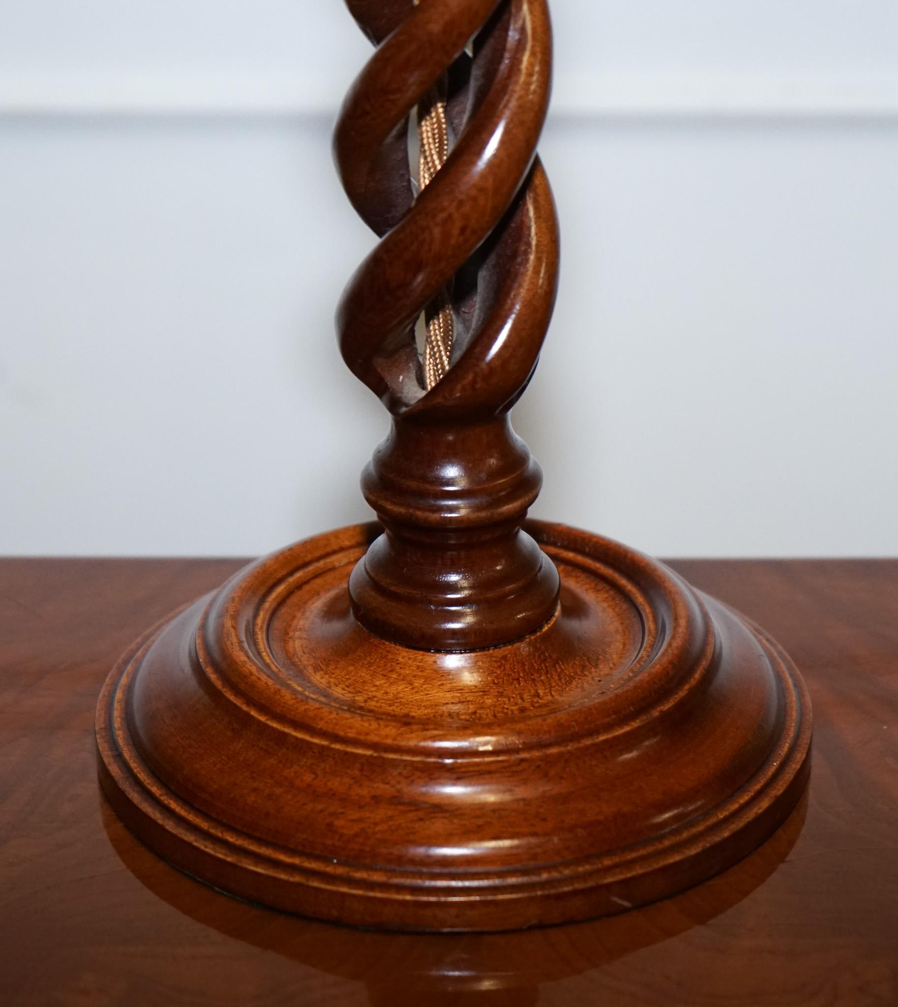 
Antiquités de Londres



Une paire de chandeliers anciens des années 1920 magnifiquement travaillés et habilement transformés en élégantes lampes de table. Chaque lampe est dotée d'une colonne à torsion d'orge finement sculptée en noyer richement