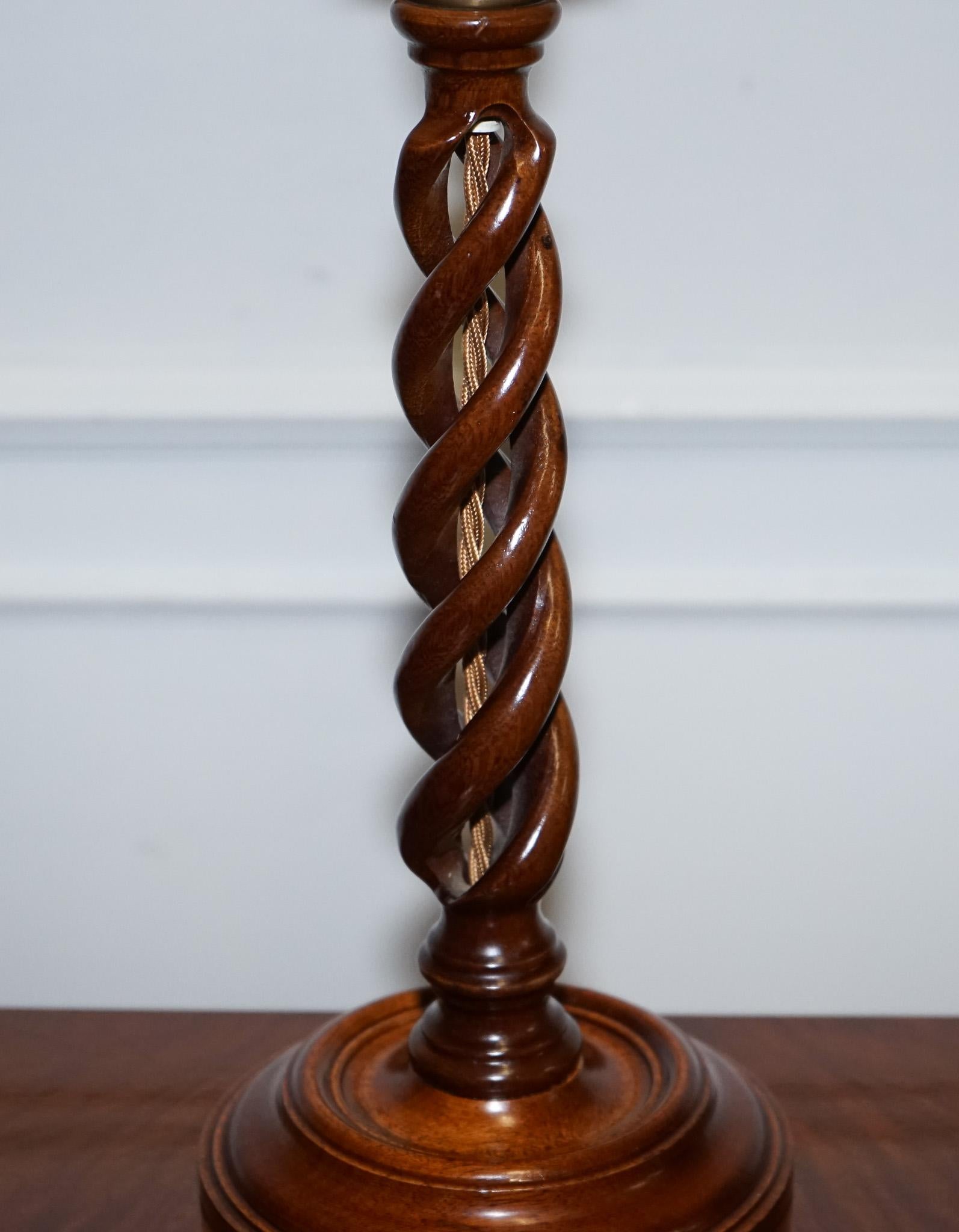 Fait main PAIRE ANTIQUE DE BOUGIES DE TABLE EN ORGE OUVERT ANGLAIS CONVERTS EN LAMPES DE TABLE en vente