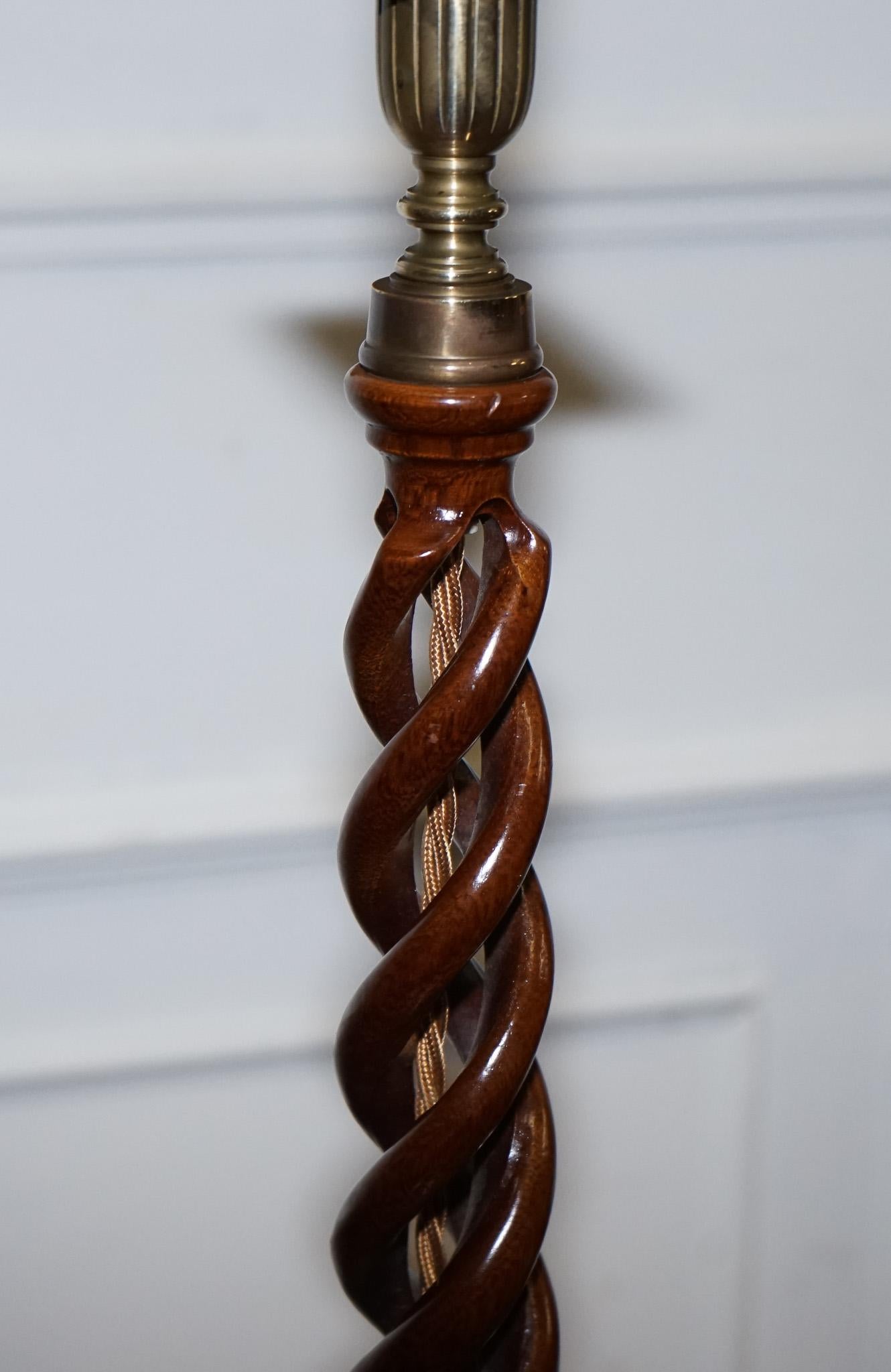 PAIRE ANTIQUE DE BOUGIES DE TABLE EN ORGE OUVERT ANGLAIS CONVERTS EN LAMPES DE TABLE Bon état - En vente à Pulborough, GB