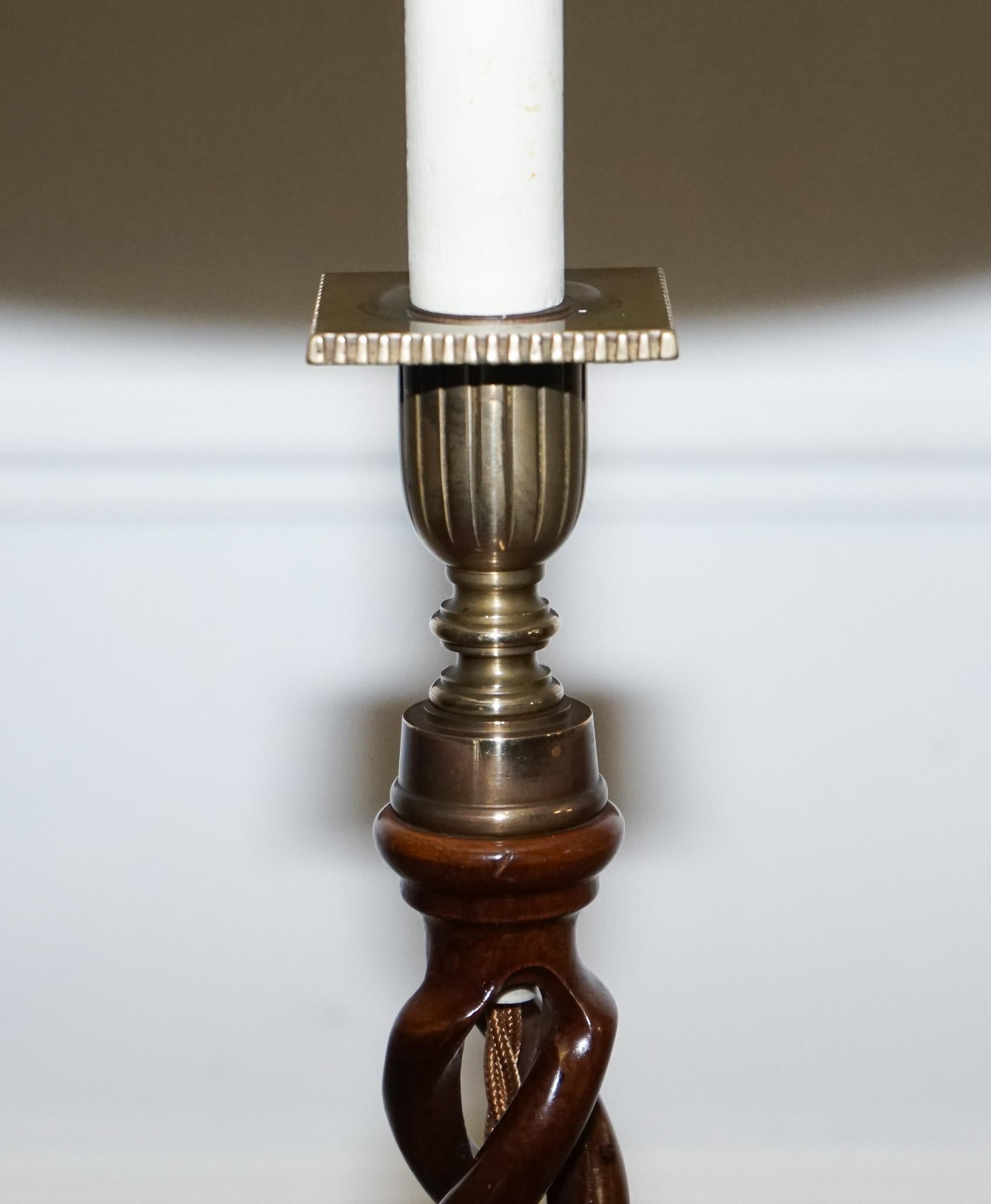 20ième siècle PAIRE ANTIQUE DE BOUGIES DE TABLE EN ORGE OUVERT ANGLAIS CONVERTS EN LAMPES DE TABLE en vente